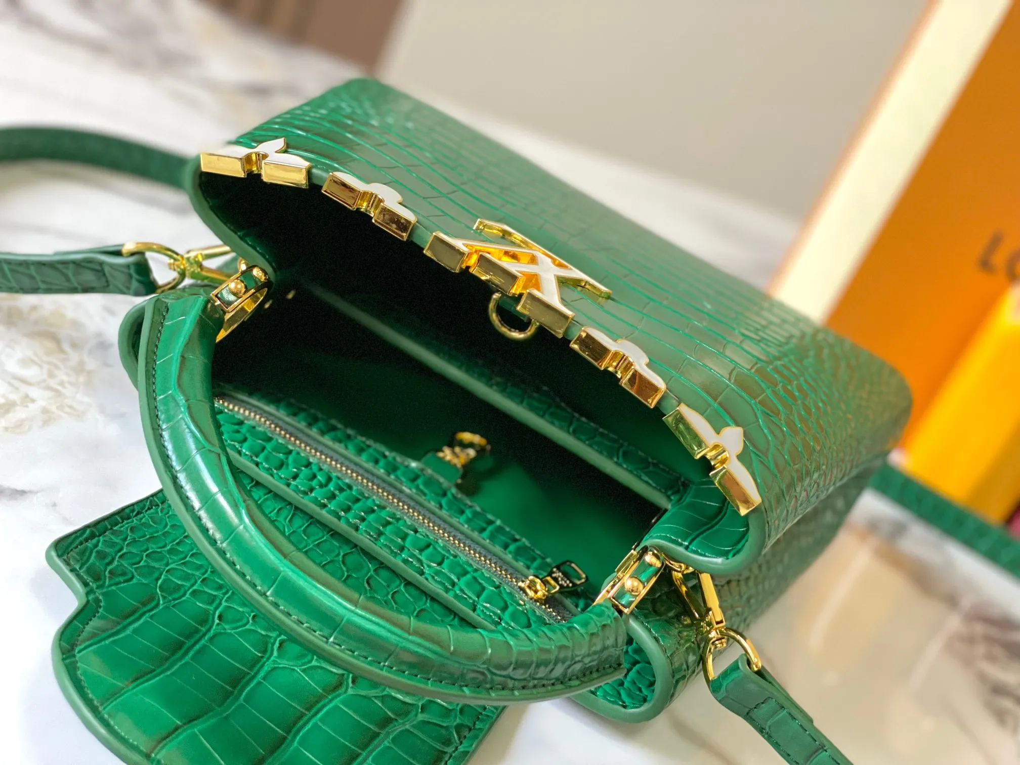 p460【Guangzhou top quality original】M86154 This Capucines BB handbag is made of Monogram crocodile pattern with pointed flowers and decorative lines, with LV letters and woven chains injecting metal edges, and with contrasting leather trims. The flip cover can be placed externally or internally, and the neat inner layer and multiple carrying methods complete the functional details.  27 x 18 x 9 cm (length x height x width)