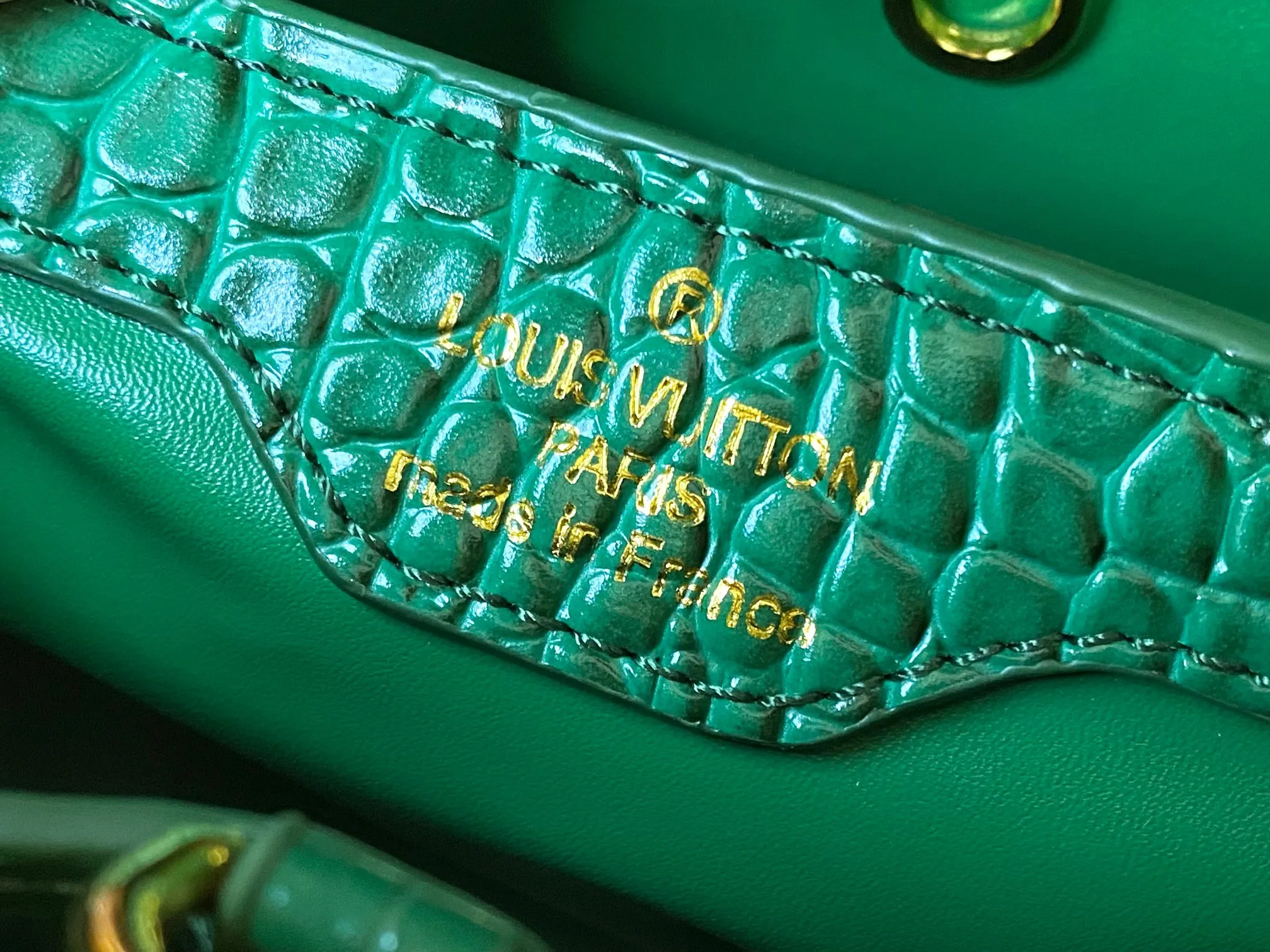 p460【Guangzhou top quality original】M86154 This Capucines BB handbag is made of Monogram crocodile pattern with pointed flowers and decorative lines, with LV letters and woven chains injecting metal edges, and with contrasting leather trims. The flip cover can be placed externally or internally, and the neat inner layer and multiple carrying methods complete the functional details.  27 x 18 x 9 cm (length x height x width)