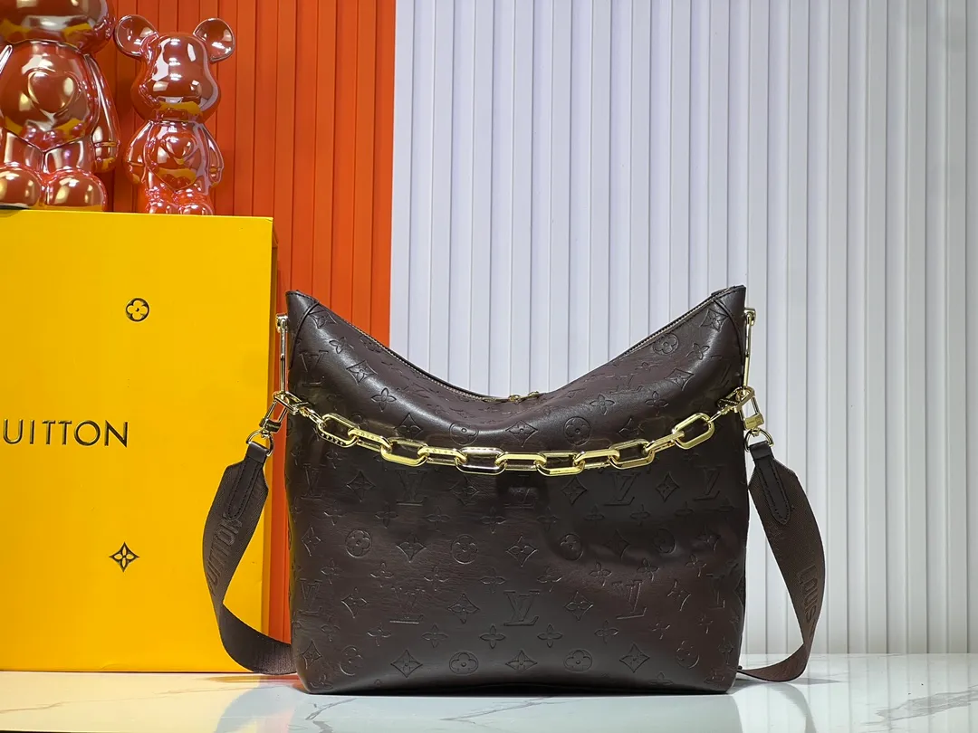 Batch 260💰Upgraded original M12068 M12071 M12072 This new Coussin series of hobo bags combines fashion and functionality, and combines the series’ iconic design elements. The bag is made of smooth cotton-paved leather and is embossed with the brand's Monogram pattern. The signature thick chain strap is accented with gold-tone hardware, while the wide detachable textile shoulder strap allows you to carry it in different ways. This versatile style is large enough to hold a laptop and features a removable zip pocket. Dimensions: 38x33x10 cm