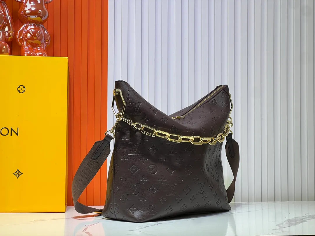 Batch 260💰Upgraded original M12068 M12071 M12072 This new Coussin series of hobo bags combines fashion and functionality, and combines the series’ iconic design elements. The bag is made of smooth cotton-paved leather and is embossed with the brand's Monogram pattern. The signature thick chain strap is accented with gold-tone hardware, while the wide detachable textile shoulder strap allows you to carry it in different ways. This versatile style is large enough to hold a laptop and features a removable zip pocket. Dimensions: 38x33x10 cm