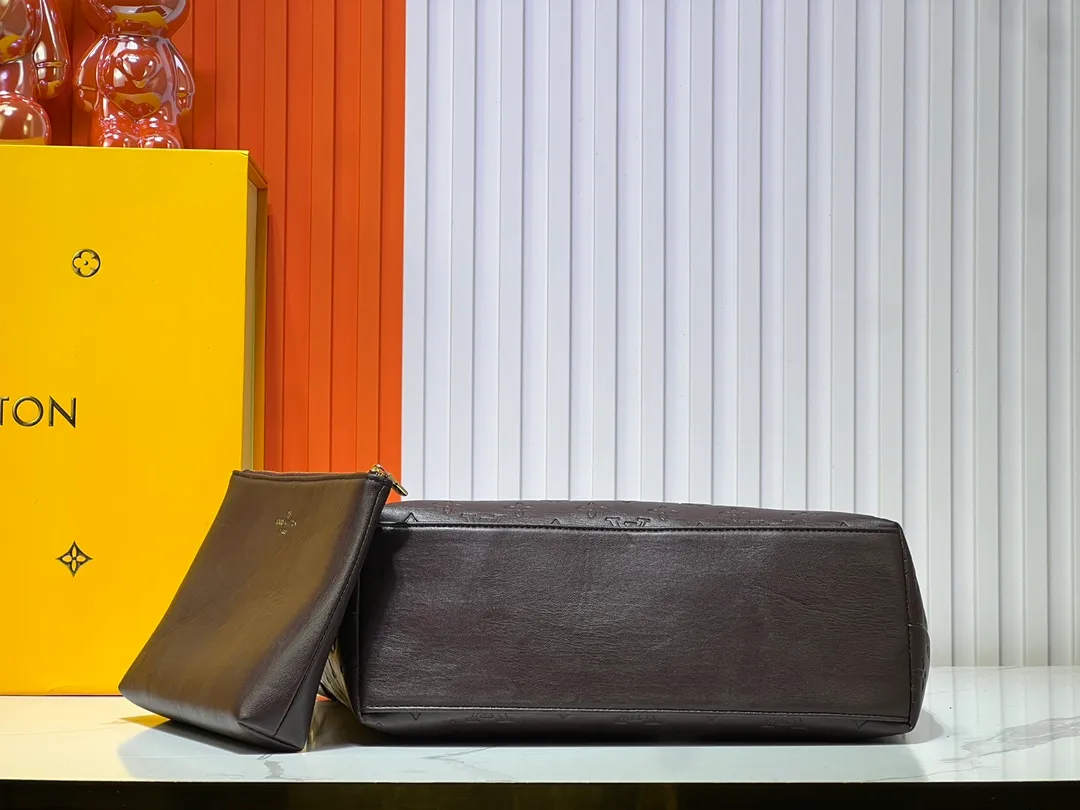 Batch 260💰Upgraded original M12068 M12071 M12072 This new Coussin series of hobo bags combines fashion and functionality, and combines the series’ iconic design elements. The bag is made of smooth cotton-paved leather and is embossed with the brand's Monogram pattern. The signature thick chain strap is accented with gold-tone hardware, while the wide detachable textile shoulder strap allows you to carry it in different ways. This versatile style is large enough to hold a laptop and features a removable zip pocket. Dimensions: 38x33x10 cm