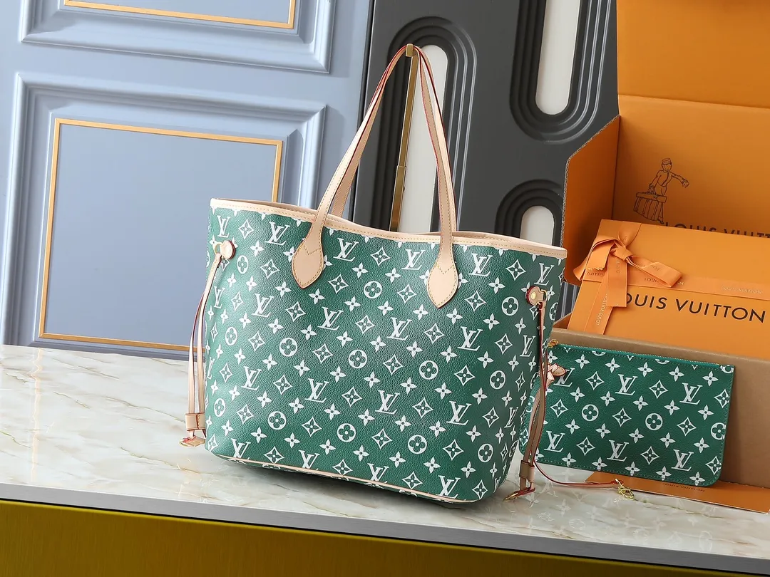💰300💰Upgraded original M40995 The legendary Neverfull handbag can always meet your various handbag needs. It has a large capacity but is not bulky. It is stiff and soft to the touch, making it suitable for home and travel. Tighten the side ties and it instantly transforms into a stylish urban handbag. Loosen the straps and it transforms into a chic and practical handbag. The slender leather handle can be carried over the shoulder or between the arms. The model shown here is made of Damier Ebène canvas. Dimensions: 31.0 x 28.0 x 14.0 cm