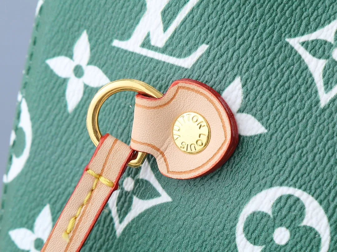 💰300💰Upgraded original M40995 The legendary Neverfull handbag can always meet your various handbag needs. It has a large capacity but is not bulky. It is stiff and soft to the touch, making it suitable for home and travel. Tighten the side ties and it instantly transforms into a stylish urban handbag. Loosen the straps and it transforms into a chic and practical handbag. The slender leather handle can be carried over the shoulder or between the arms. The model shown here is made of Damier Ebène canvas. Dimensions: 31.0 x 28.0 x 14.0 cm