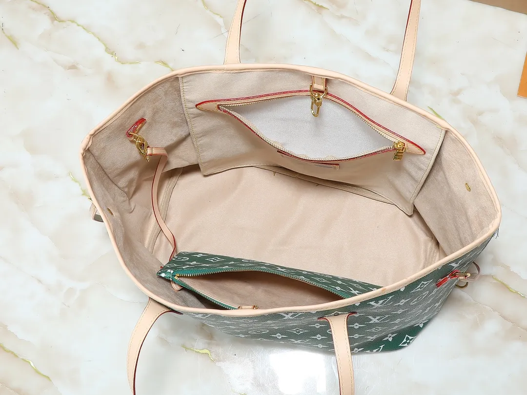 💰300💰Upgraded original M40995 The legendary Neverfull handbag can always meet your various handbag needs. It has a large capacity but is not bulky. It is stiff and soft to the touch, making it suitable for home and travel. Tighten the side ties and it instantly transforms into a stylish urban handbag. Loosen the straps and it transforms into a chic and practical handbag. The slender leather handle can be carried over the shoulder or between the arms. The model shown here is made of Damier Ebène canvas. Dimensions: 31.0 x 28.0 x 14.0 cm