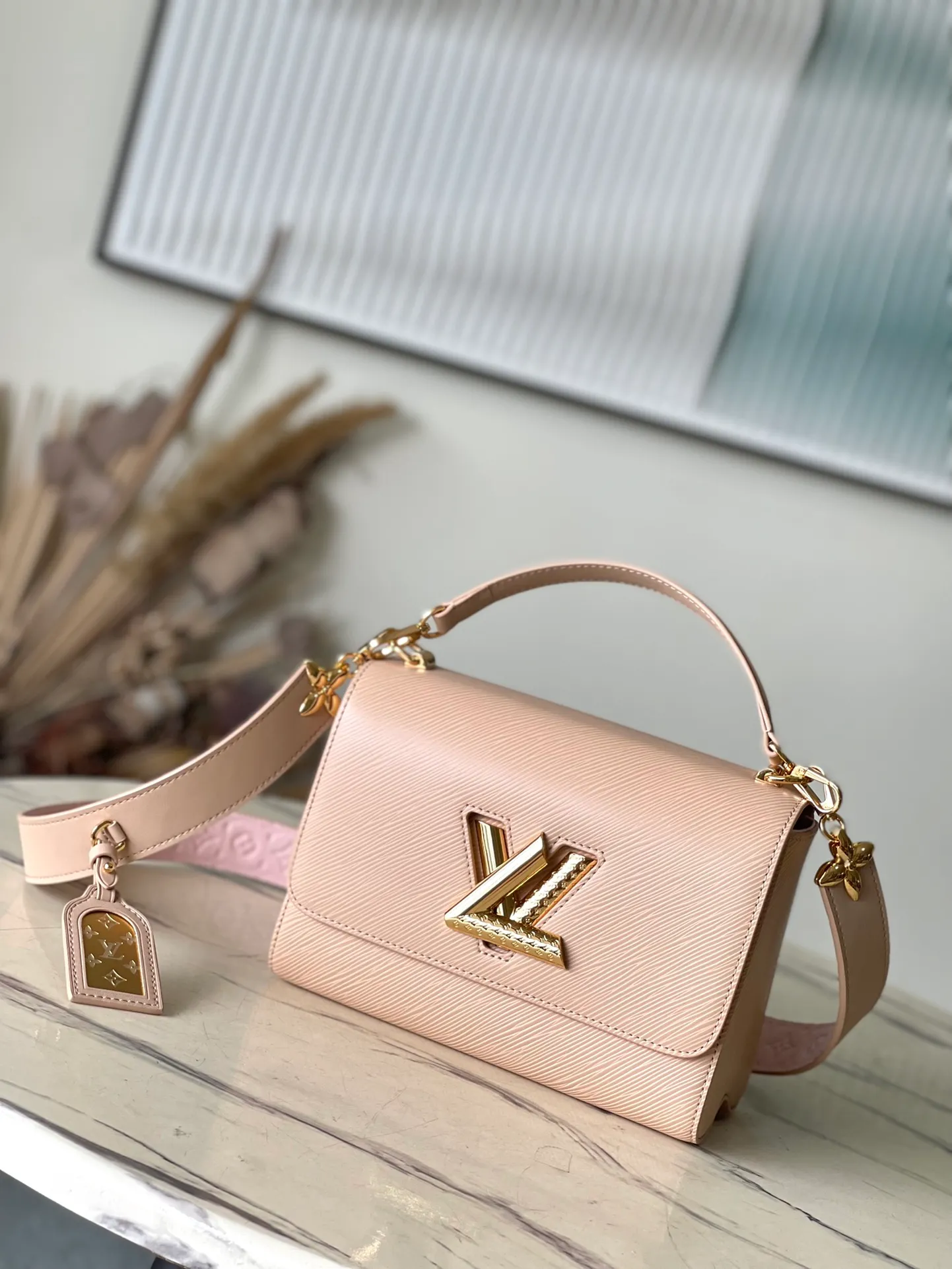 💰1160 (top layer leather) top original order M25361 Nude Pink This Twist medium handbag has unique embossing of Epi leather, and is decorated with Monogram patterns on the shoulder straps and LVTwist twist lock. The elegant Monogram flower hook connects the bag body and shoulder strap, and the latter is decorated with a removable Monogram-engraved mirror. Dimensions: 23 × 17 × 9.5 cm