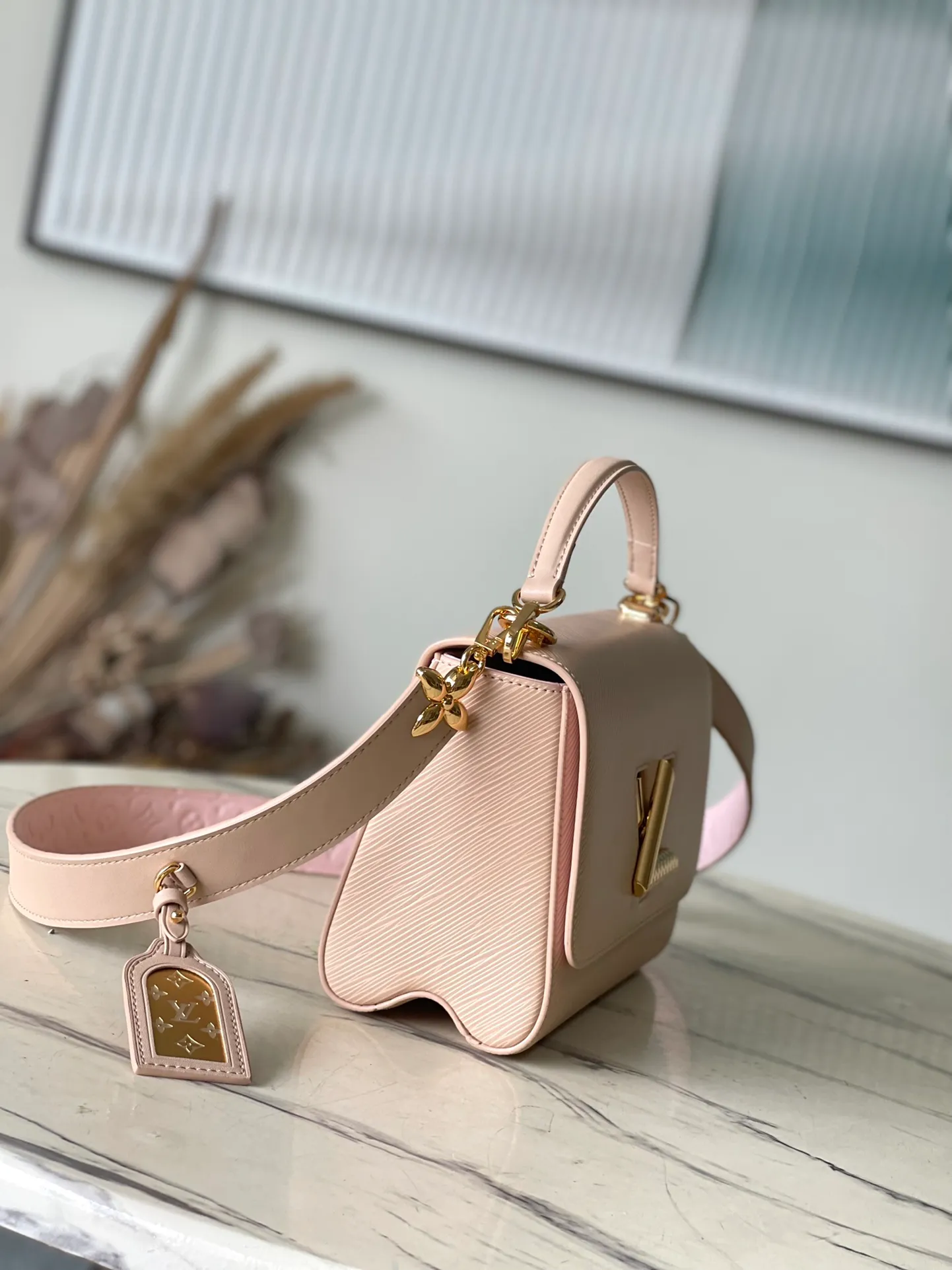 💰1160 (top layer leather) top original order M25361 Nude Pink This Twist medium handbag has unique embossing of Epi leather, and is decorated with Monogram patterns on the shoulder straps and LVTwist twist lock. The elegant Monogram flower hook connects the bag body and shoulder strap, and the latter is decorated with a removable Monogram-engraved mirror. Dimensions: 23 × 17 × 9.5 cm