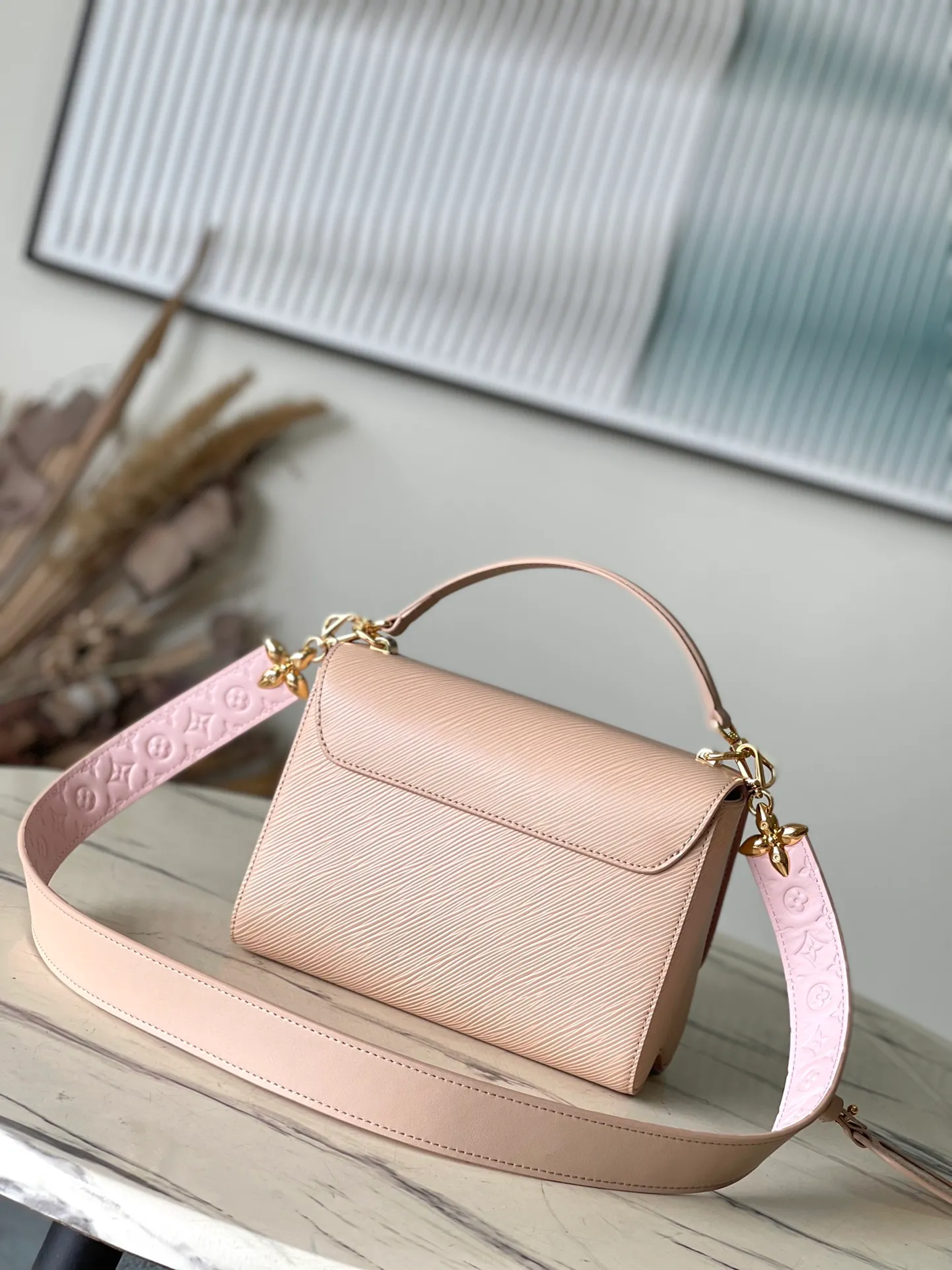 💰1160 (top layer leather) top original order M25361 Nude Pink This Twist medium handbag has unique embossing of Epi leather, and is decorated with Monogram patterns on the shoulder straps and LVTwist twist lock. The elegant Monogram flower hook connects the bag body and shoulder strap, and the latter is decorated with a removable Monogram-engraved mirror. Dimensions: 23 × 17 × 9.5 cm