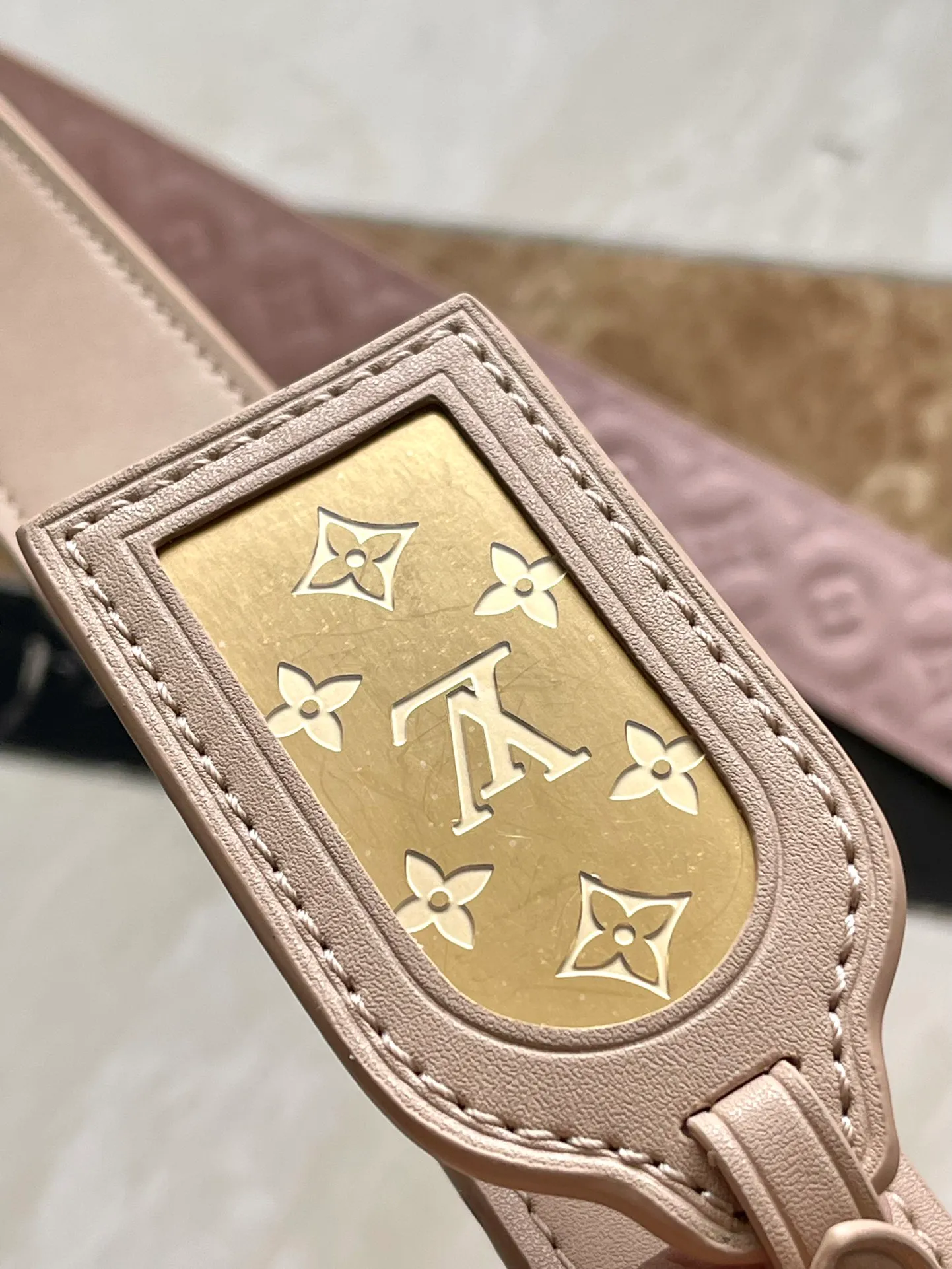 💰1160 (top layer leather) top original order M25361 Nude Pink This Twist medium handbag has unique embossing of Epi leather, and is decorated with Monogram patterns on the shoulder straps and LVTwist twist lock. The elegant Monogram flower hook connects the bag body and shoulder strap, and the latter is decorated with a removable Monogram-engraved mirror. Dimensions: 23 × 17 × 9.5 cm