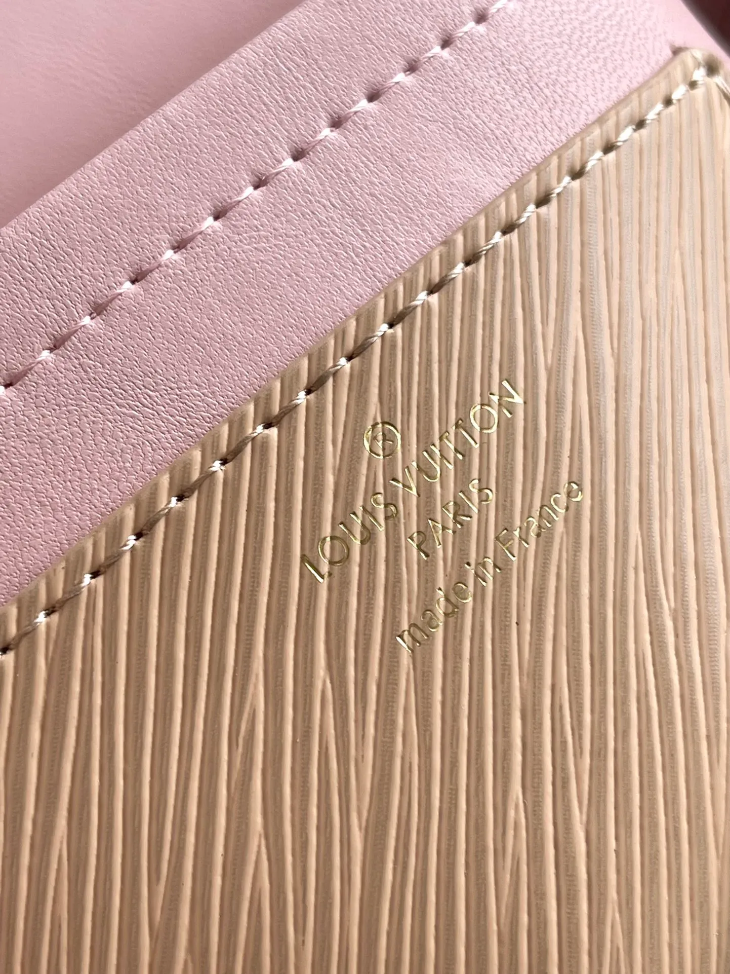 💰1160 (top layer leather) top original order M25361 Nude Pink This Twist medium handbag has unique embossing of Epi leather, and is decorated with Monogram patterns on the shoulder straps and LVTwist twist lock. The elegant Monogram flower hook connects the bag body and shoulder strap, and the latter is decorated with a removable Monogram-engraved mirror. Dimensions: 23 × 17 × 9.5 cm