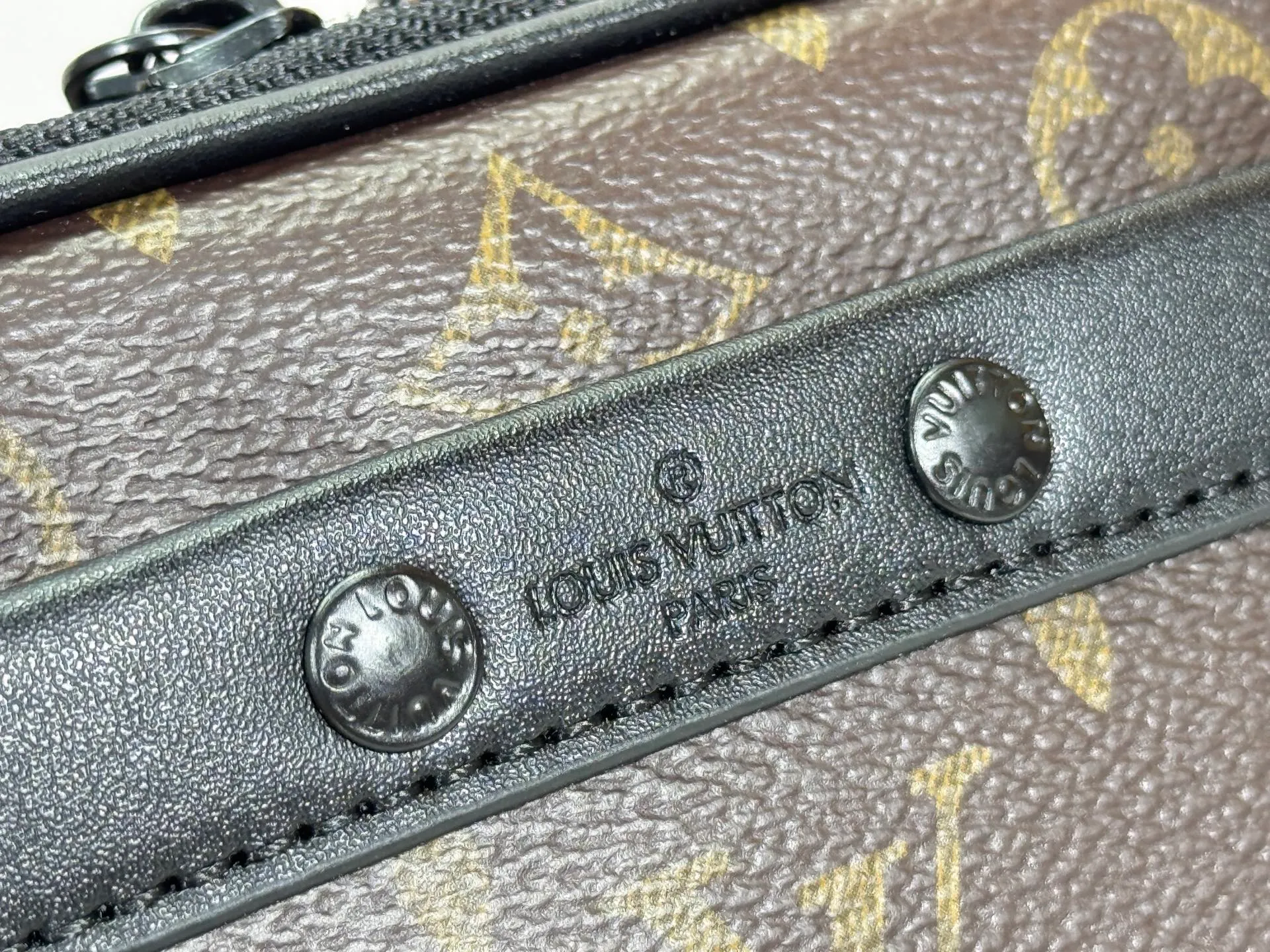 P210 Upgraded original M46955 M83383 M82542 M82544 M82801 Mini men's bag series The new Zly hx NANO ALA handbag of the season. The Neo Ala handbag condenses the design of the past Ala handbag with rounded strokes and uses soft Monogram Eclie canvas to build a casual silhouette. The ample space is equipped with a zipper compartment and front patch pocket to hold daily necessities such as mobile phones, cards and keys, and comes with a detachable and adjustable leather shoulder strap. 18.5 x 11 x 6.5 cm.