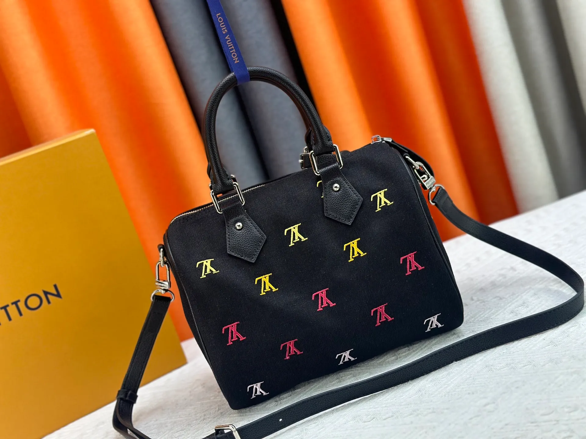 P280 M40391 M13966 M14136 black denim embroidery Pharrell Williams uses deep LV Blason denim to interpret the Keepall Bandoulière 45 travel bag, using keen synesthesia to turn the beating notes into colorful LV letter embroidery, injecting elegant meaning into the classic configuration. Detailed features40x27x20cm