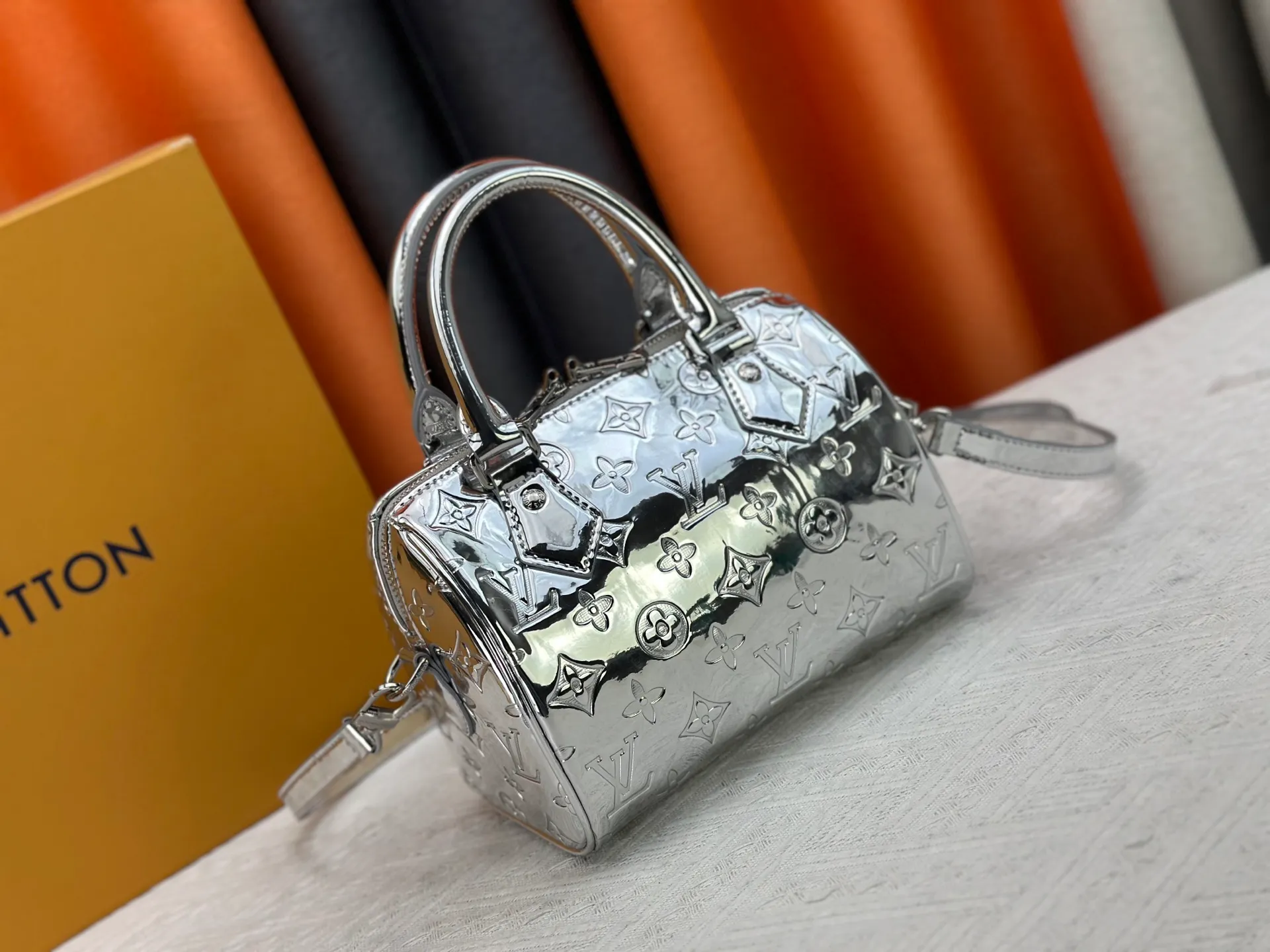 P260 M11987 M58953 Rose Gold This Speedy Bandoulière 20 handbag is from the LV Ski series. It is made of embossed coated canvas with smooth leather trimming and bright metal parts, and uses the new Monogram Miroir effect to express the retro-futuristic concept. The detachable and adjustable leather shoulder strap allows for a variety of carrying options, and the compact design can accommodate daily needs such as a long wallet. Dimensions: 20.5x13.5x12