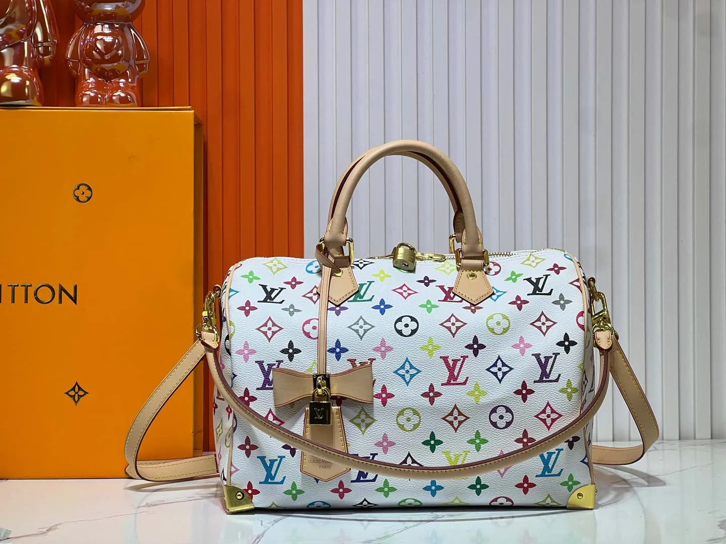 Batch 300💰Upgraded original M13805 M13257 M40391 lv Murakami Takashi co-branded NANOSPEEDY handbag This Nano Speedy handbag combines Monogram canvas and cow leather trim printing, with 33 colorful colors to interpret white tricolor and black tricolor. It has been launched in twelve sections and is very popular around the world and is loved by celebrities and celebrities. 30.0 x 21.0 x 17.0 cm