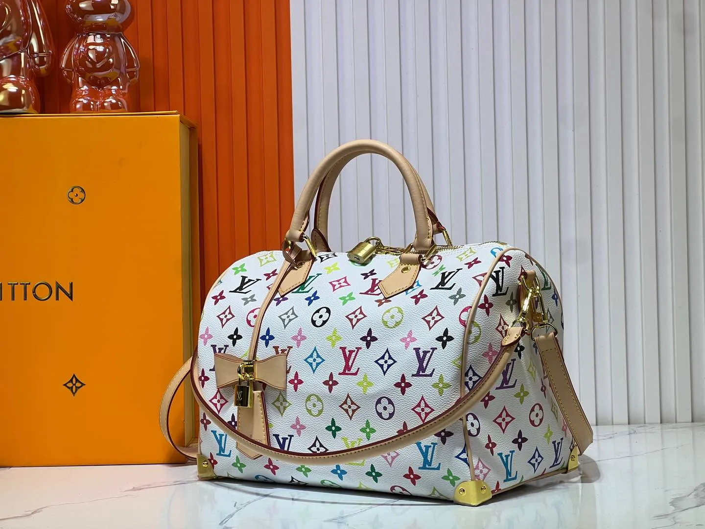 Batch 300💰Upgraded original M13805 M13257 M40391 lv Murakami Takashi co-branded NANOSPEEDY handbag This Nano Speedy handbag combines Monogram canvas and cow leather trim printing, with 33 colorful colors to interpret white tricolor and black tricolor. It has been launched in twelve sections and is very popular around the world and is loved by celebrities and celebrities. 30.0 x 21.0 x 17.0 cm