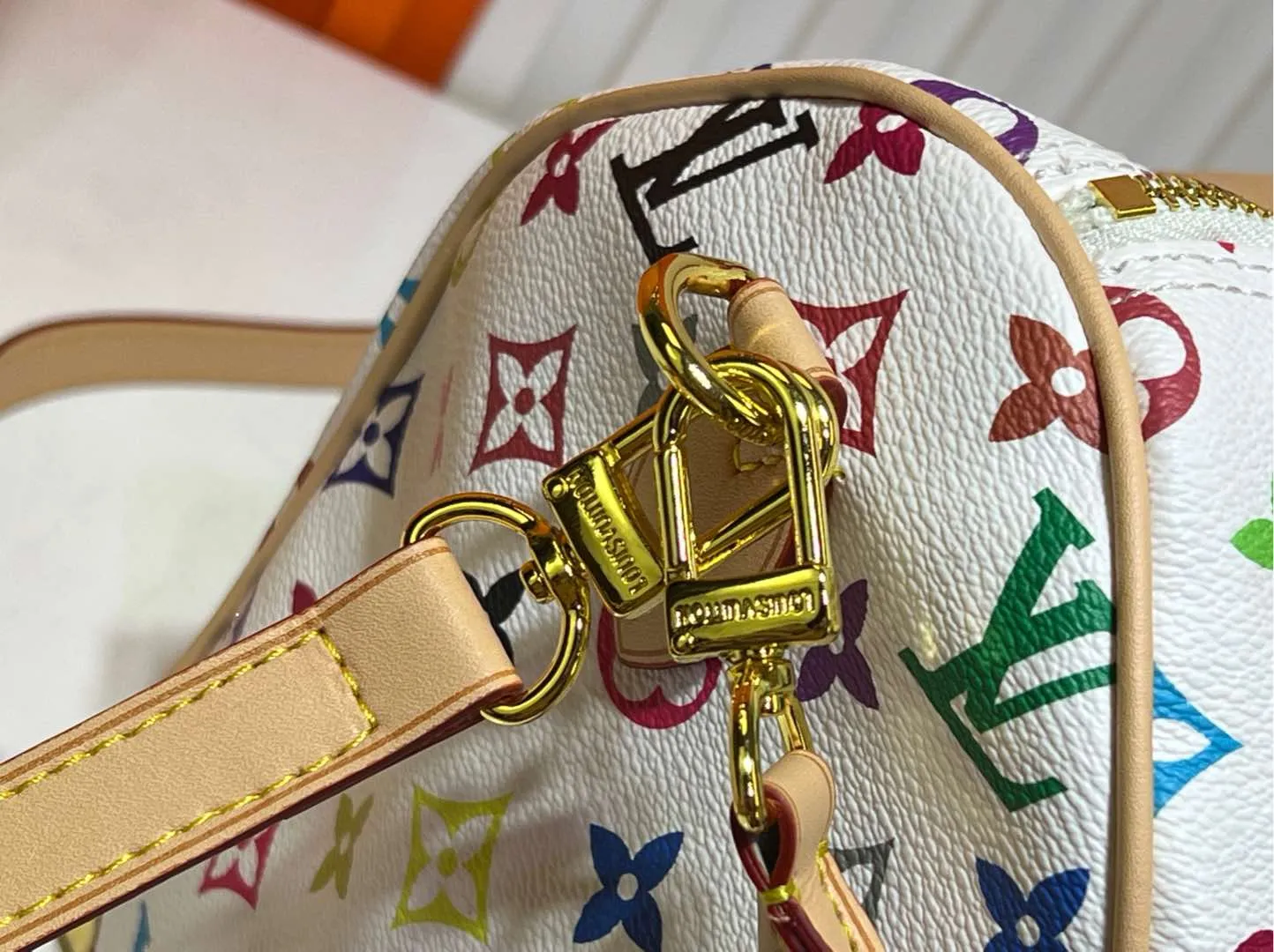 Batch 300💰Upgraded original M13805 M13257 M40391 lv Murakami Takashi co-branded NANOSPEEDY handbag This Nano Speedy handbag combines Monogram canvas and cow leather trim printing, with 33 colorful colors to interpret white tricolor and black tricolor. It has been launched in twelve sections and is very popular around the world and is loved by celebrities and celebrities. 30.0 x 21.0 x 17.0 cm