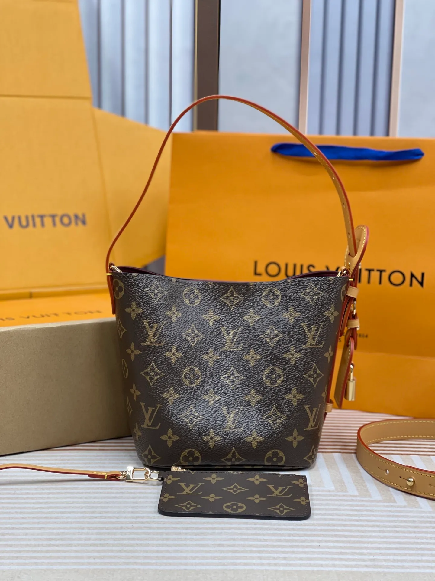 [Upgraded version] P640💰New counter model·Upgraded version·High quality·Semi-steel hardware·With gift box🎁Packaging·Model M12925💗This All In BB bucket bag hobo handbag conveys the fun style of the Louis Vuitton x Murakami reissued three-color series with smart details. Monogram coated canvas is rendered in the artist's rainbow of hues, and the nameplate is embellished with bows and padlocks. With the adjustable cowhide handle and leather shoulder strap, it can be carried by hand, shoulder or cross-body.  Dimensions: 18 x 12 x 16 cm ⚠️