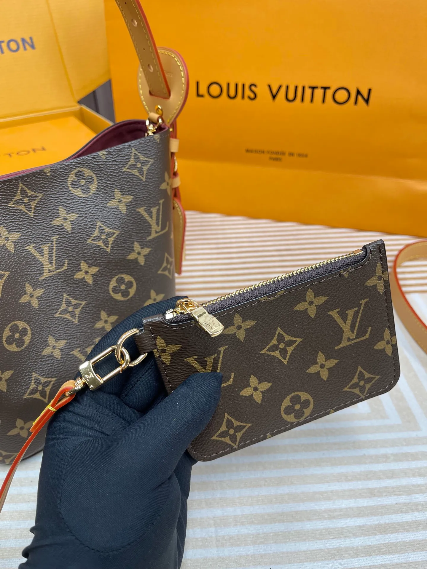 [Upgraded version] P640💰New counter model·Upgraded version·High quality·Semi-steel hardware·With gift box🎁Packaging·Model M12925💗This All In BB bucket bag hobo handbag conveys the fun style of the Louis Vuitton x Murakami reissued three-color series with smart details. Monogram coated canvas is rendered in the artist's rainbow of hues, and the nameplate is embellished with bows and padlocks. With the adjustable cowhide handle and leather shoulder strap, it can be carried by hand, shoulder or cross-body.  Dimensions: 18 x 12 x 16 cm ⚠️