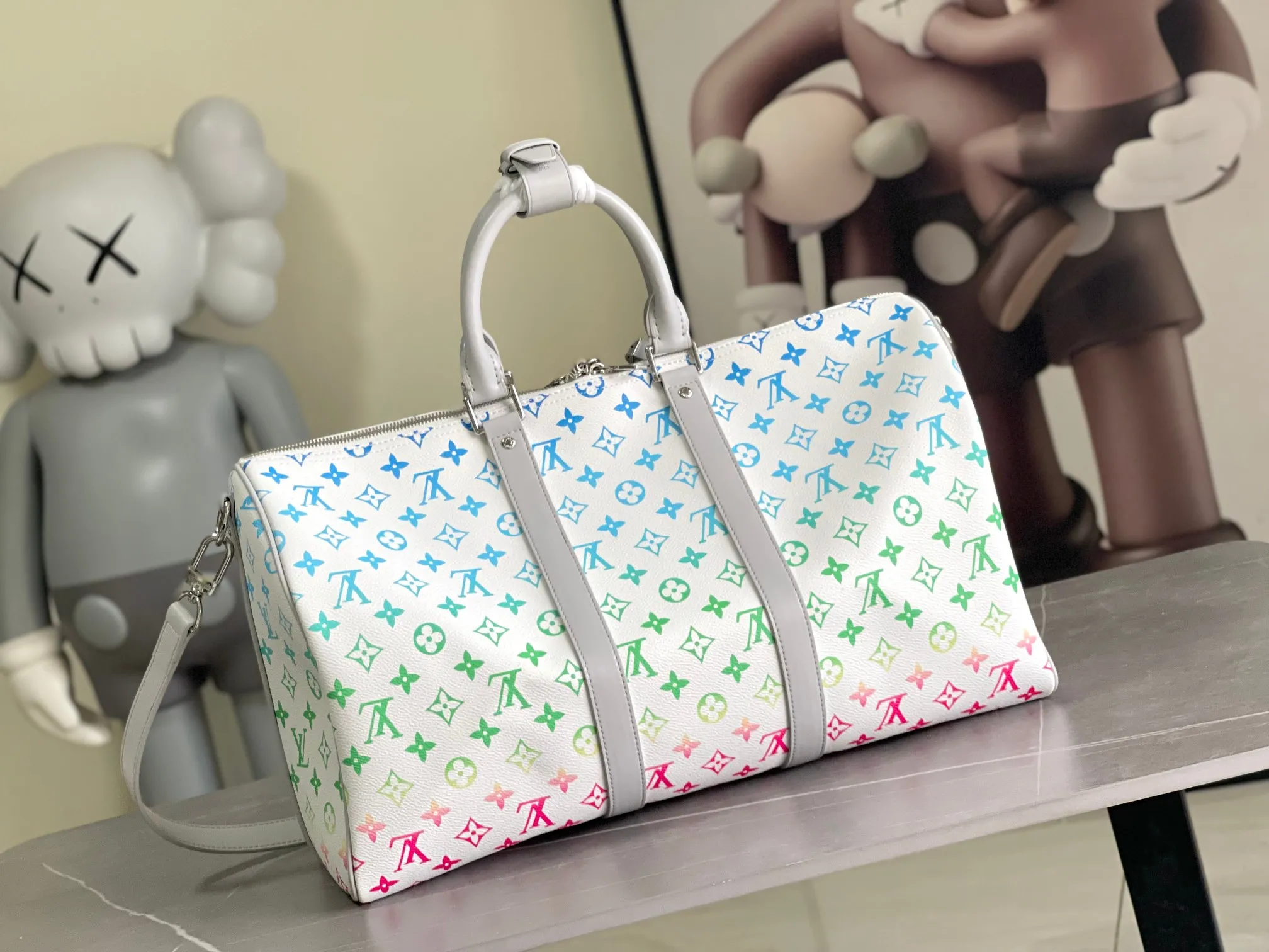 💰1280 Top original order M13915 KEEPALL BANDOULIÈRE 55 travel bag 2021-22 autumn and winter show reveals the new charm of the Everyday LV capsule series Keepall Bandouliere 55 travel bag. Vintage Monogram coated canvas depicts the Monogram pattern with subtle irregular lines, evoking the traditional stamping process. The new louis vuitton! logo is inspired by the chain’s signature elements. size: 45 x 27 x 20