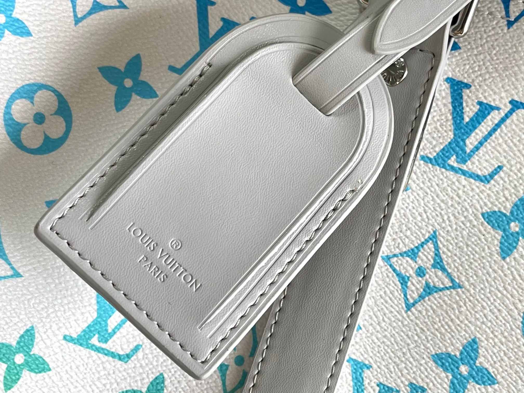 💰1280 Top original order M13915 KEEPALL BANDOULIÈRE 55 travel bag 2021-22 autumn and winter show reveals the new charm of the Everyday LV capsule series Keepall Bandouliere 55 travel bag. Vintage Monogram coated canvas depicts the Monogram pattern with subtle irregular lines, evoking the traditional stamping process. The new louis vuitton! logo is inspired by the chain’s signature elements. size: 45 x 27 x 20