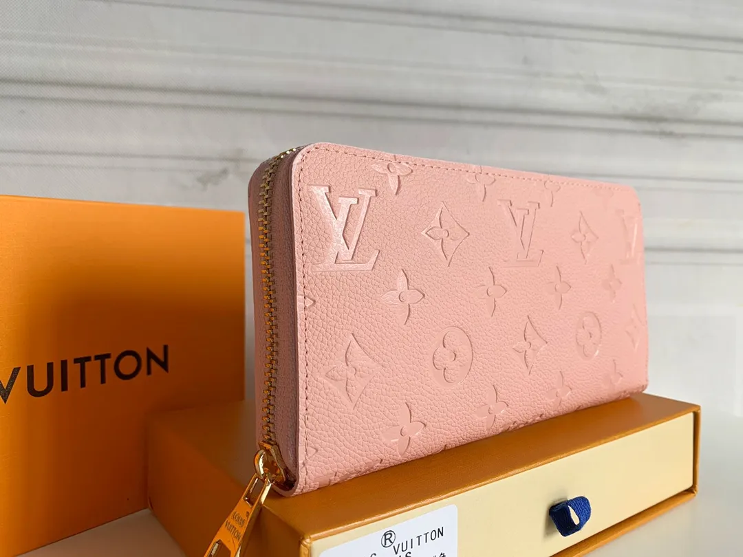 💰120 💎Upgraded original version 🇫🇷 Diamond pattern embossed material: embossed cowhide Introduction: 📢There are 8 credit card slots 3 large compartments to store banknotes Small zipper coin bag 3 flat bags to store bills 💋💋 Model: 60017 diamond pattern Model: 19x10.