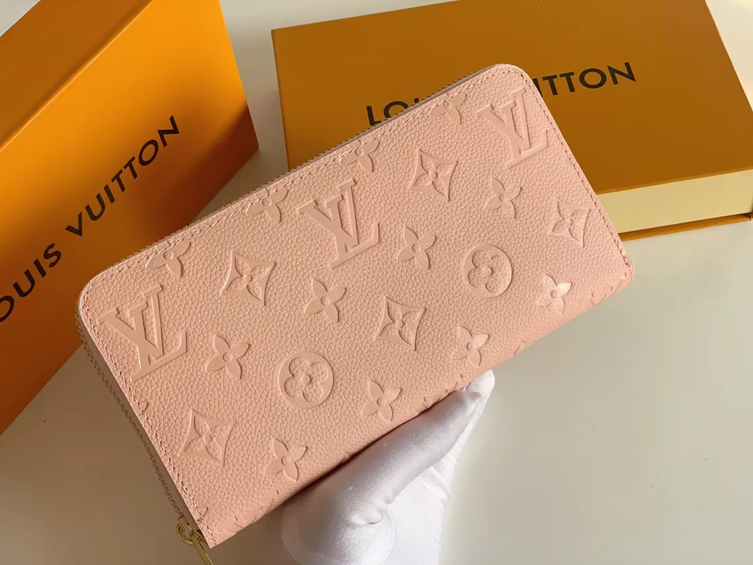 💰120 💎Upgraded original version 🇫🇷 Diamond pattern embossed material: embossed cowhide Introduction: 📢There are 8 credit card slots 3 large compartments to store banknotes Small zipper coin bag 3 flat bags to store bills 💋💋 Model: 60017 diamond pattern Model: 19x10.
