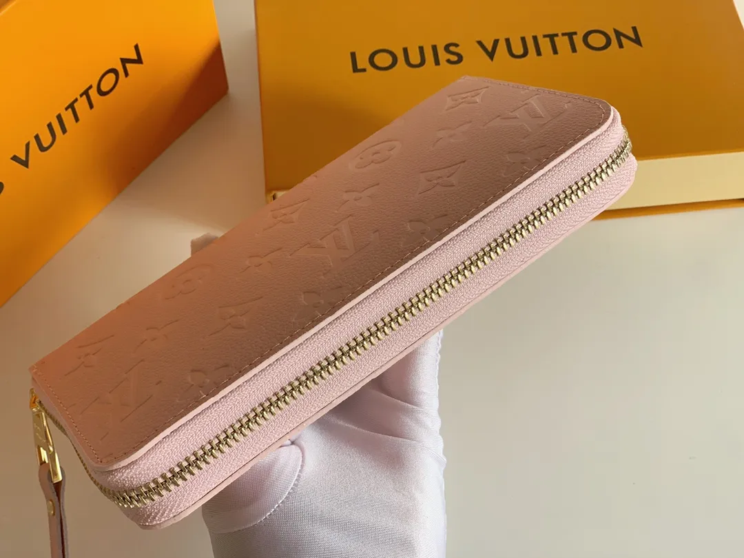 💰120 💎Upgraded original version 🇫🇷 Diamond pattern embossed material: embossed cowhide Introduction: 📢There are 8 credit card slots 3 large compartments to store banknotes Small zipper coin bag 3 flat bags to store bills 💋💋 Model: 60017 diamond pattern Model: 19x10.