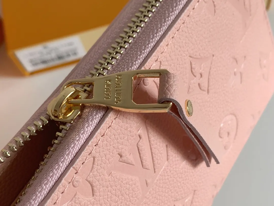💰120 💎Upgraded original version 🇫🇷 Diamond pattern embossed material: embossed cowhide Introduction: 📢There are 8 credit card slots 3 large compartments to store banknotes Small zipper coin bag 3 flat bags to store bills 💋💋 Model: 60017 diamond pattern Model: 19x10.