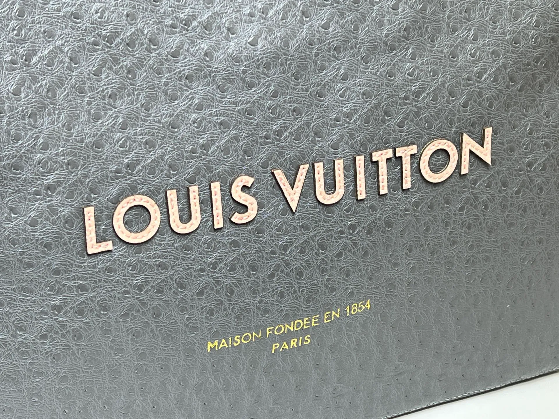 Batch 320💰M24457 Black Orange Blue Green Gray Presbyopia Plaid Black Crocodile Orange Crocodile Pattern 9 Colors ✔️ This Shopper medium handbag draws inspiration from Louis Vuitton shopping bags, with the words Louis Vuitton and Maison Fondée En 1854 written on soft cow leather, with a top handle and a detachable shoulder strap. Size: 40x32x16cm
