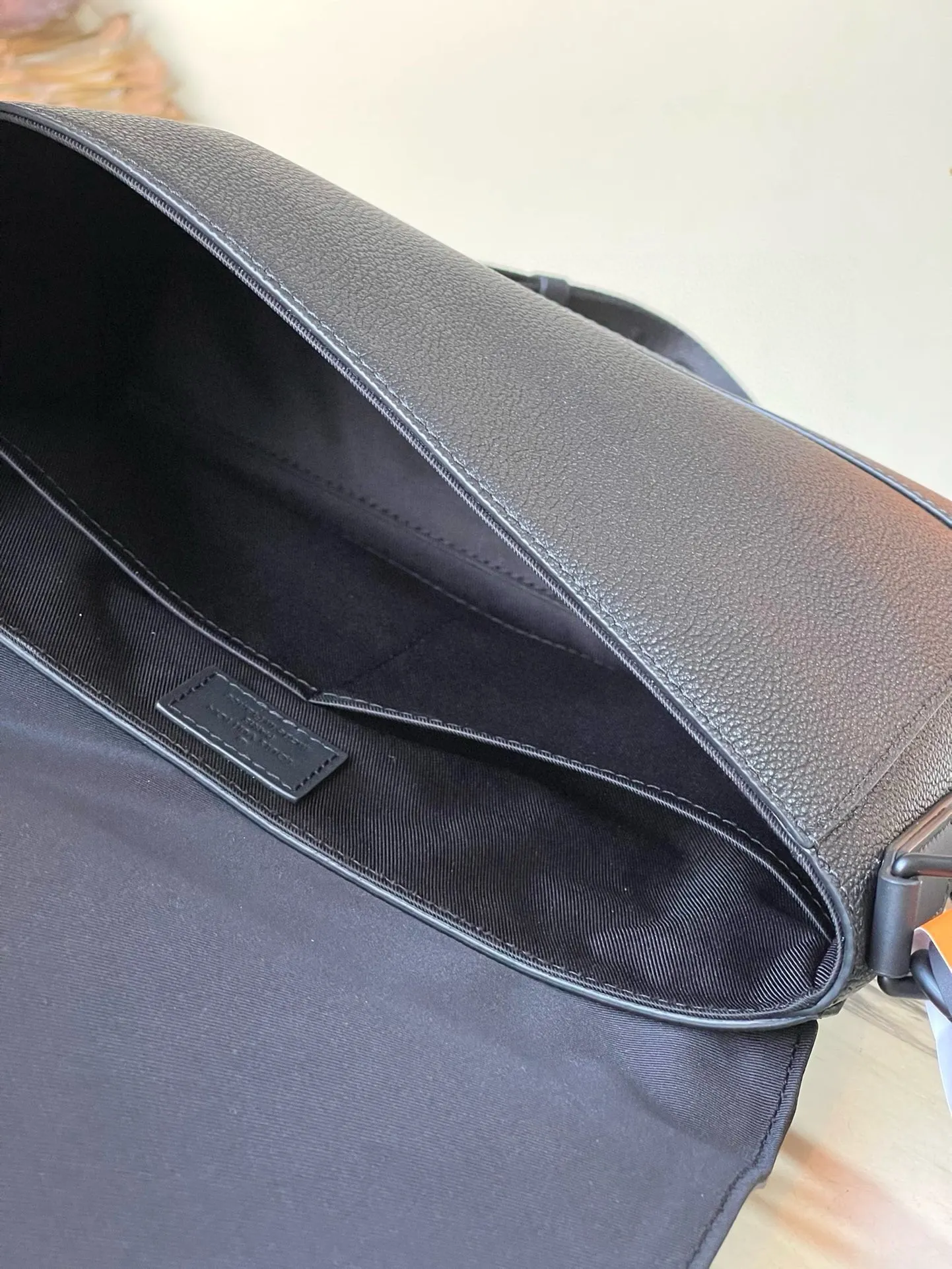 💰1120 (first-grain leather) top original order M57080 LV Aerogram messenger bag is full of trendy atmosphere with its minimalist design: the customizable labels on the fine cow leather surface are like stamps on old aviation letterheads, the right-angled flap opens the internal space, which can accommodate mobile phones, tablets and documents, and the zippered back pocket securely stores valuables. Size: 28×24×10cm