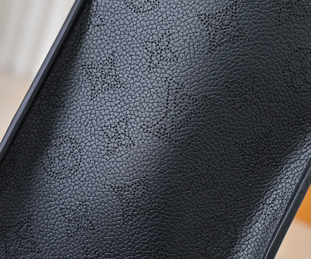 💰400💰Perforated Black Upgraded Original [M53826 Black Embroidery M53825 Apricot Embroidery M53824 MM53823 Presbyopia with Black]🔥On My Side handbag shows the elegant fusion of calfskin and classic Monogram canvas. Contrasting canvas shapes the large outer pocket, creating a trompe l'oeil effect as if two handbags merge into one. Plenty of space can easily accommodate office needs, and the adjustable shoulder strap allows for a cross-body style. Dimensions: 30.5 x 24.5 x 14 cm (Length x Height x Width) - Calfskin and Monogram coated canvas - Cowhide leather trim - Microfiber lining - 2 top handles for hand or elbow carry - Adjustable shoulder strap for shoulder or cross-body wear - Lock closure - 2 outer pockets with magnetic closure - Zip pocket - 1 patch pocket