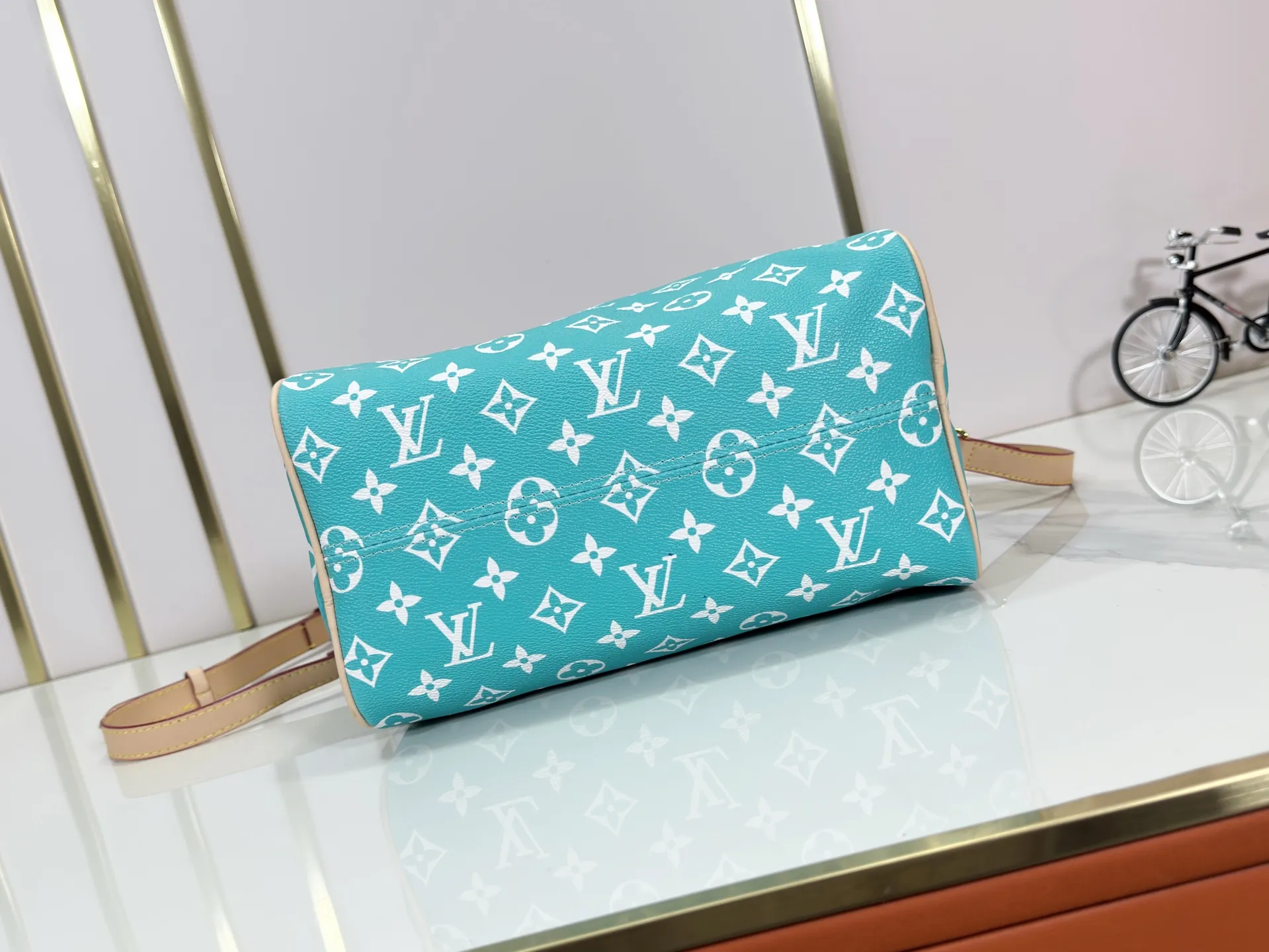 P280 Upgraded original M24426 M24425 M24424 M24423 M24443 M This Speedy Bandoulière 25 Monogram Leather handbag is made of soft cow leather and uses Monogram pattern to reproduce the elegant look and feel of canvas printing. Dazzling metal hardware, sheepskin lining and nameplate all reflect Creative Director Pharrell Williams' relentless attention to detail. Dimensions: 25.0 x 15.0 x 15.0 cm (length x height x width)