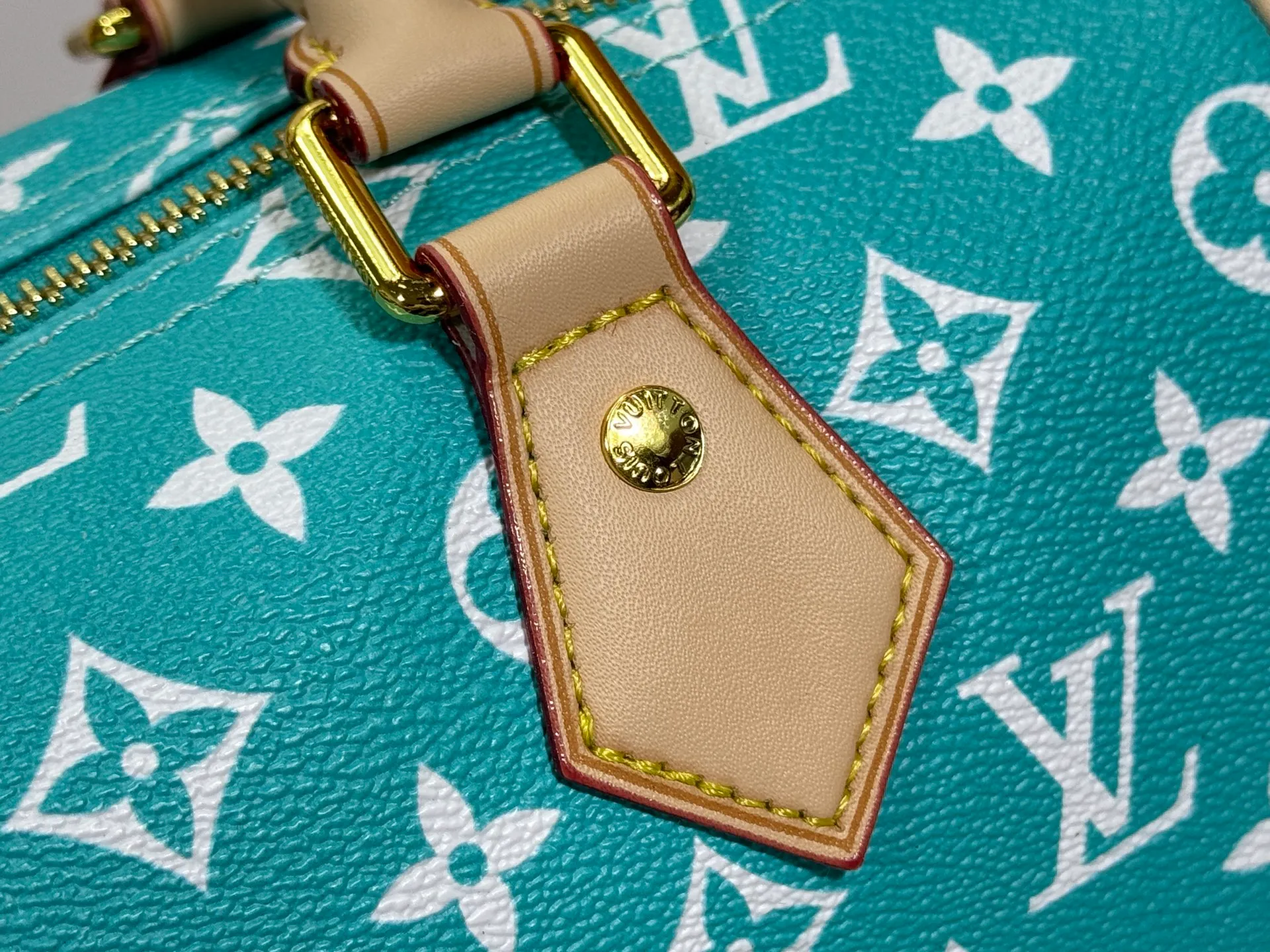 P280 Upgraded original M24426 M24425 M24424 M24423 M24443 M This Speedy Bandoulière 25 Monogram Leather handbag is made of soft cow leather and uses Monogram pattern to reproduce the elegant look and feel of canvas printing. Dazzling metal hardware, sheepskin lining and nameplate all reflect Creative Director Pharrell Williams' relentless attention to detail. Dimensions: 25.0 x 15.0 x 15.0 cm (length x height x width)
