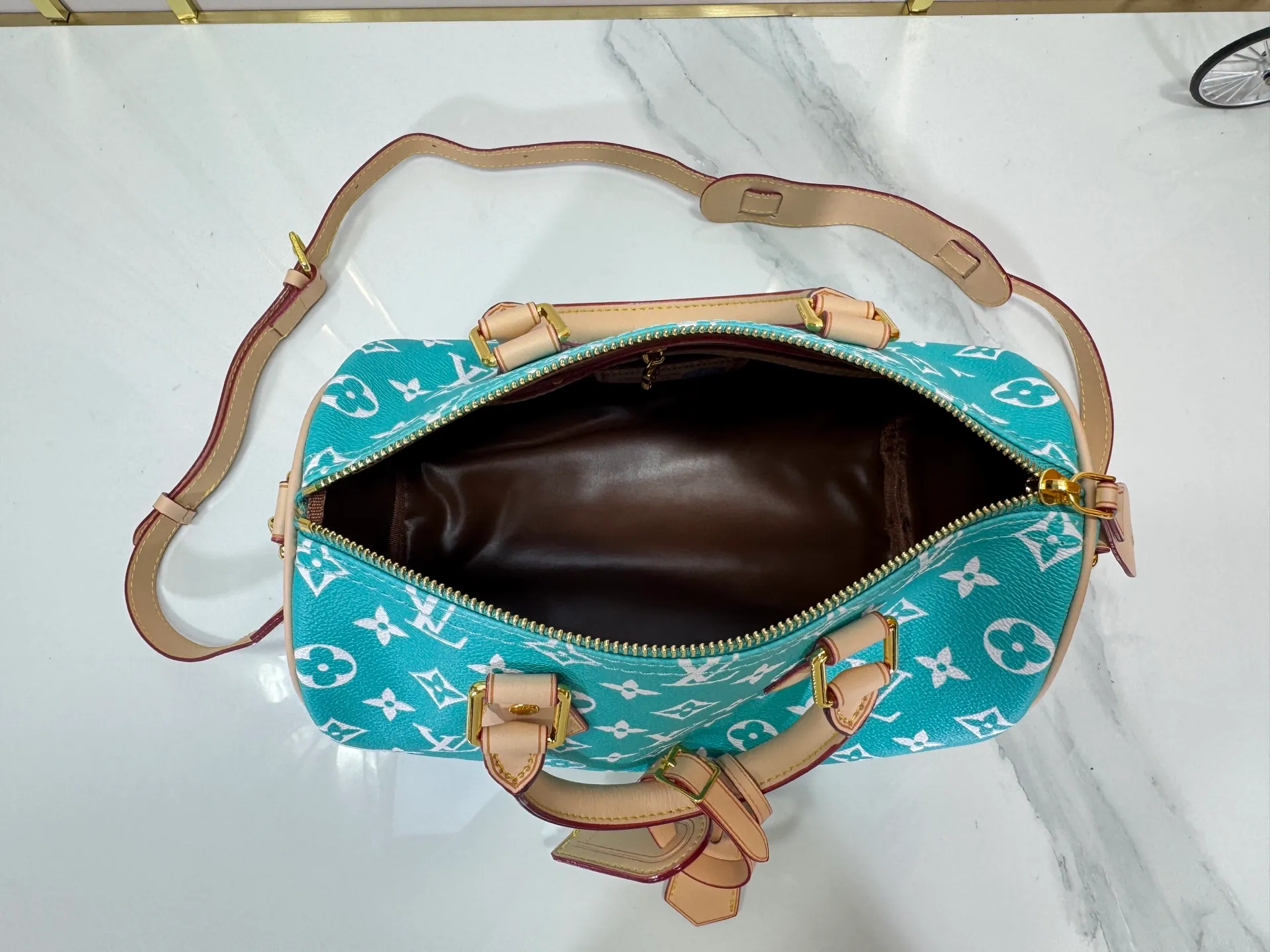 P280 Upgraded original M24426 M24425 M24424 M24423 M24443 M This Speedy Bandoulière 25 Monogram Leather handbag is made of soft cow leather and uses Monogram pattern to reproduce the elegant look and feel of canvas printing. Dazzling metal hardware, sheepskin lining and nameplate all reflect Creative Director Pharrell Williams' relentless attention to detail. Dimensions: 25.0 x 15.0 x 15.0 cm (length x height x width)