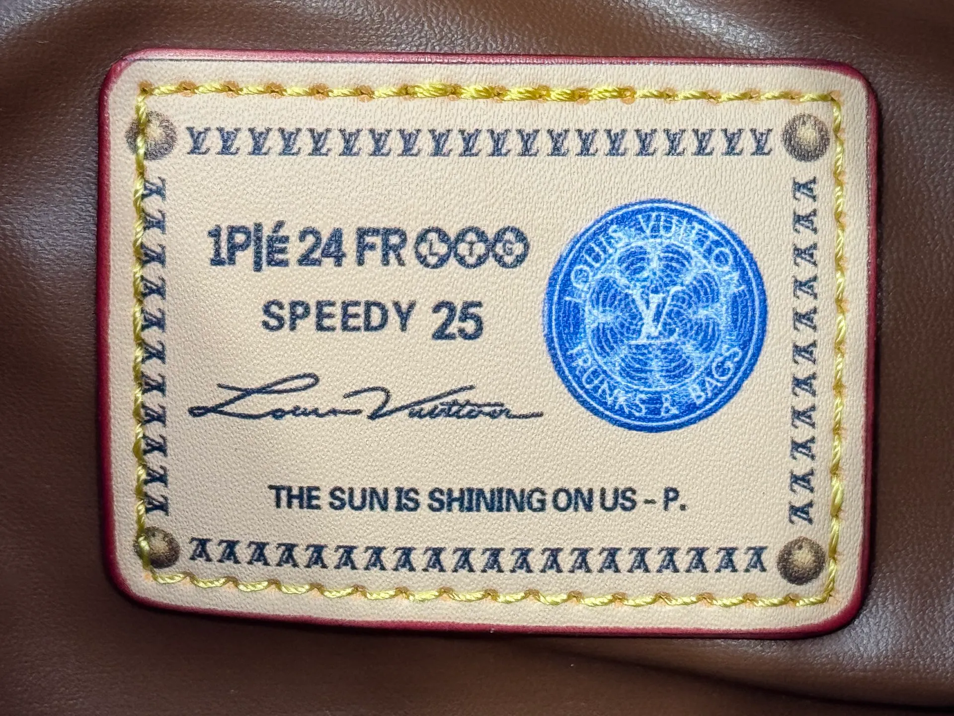 P280 Upgraded original M24426 M24425 M24424 M24423 M24443 M This Speedy Bandoulière 25 Monogram Leather handbag is made of soft cow leather and uses Monogram pattern to reproduce the elegant look and feel of canvas printing. Dazzling metal hardware, sheepskin lining and nameplate all reflect Creative Director Pharrell Williams' relentless attention to detail. Dimensions: 25.0 x 15.0 x 15.0 cm (length x height x width)
