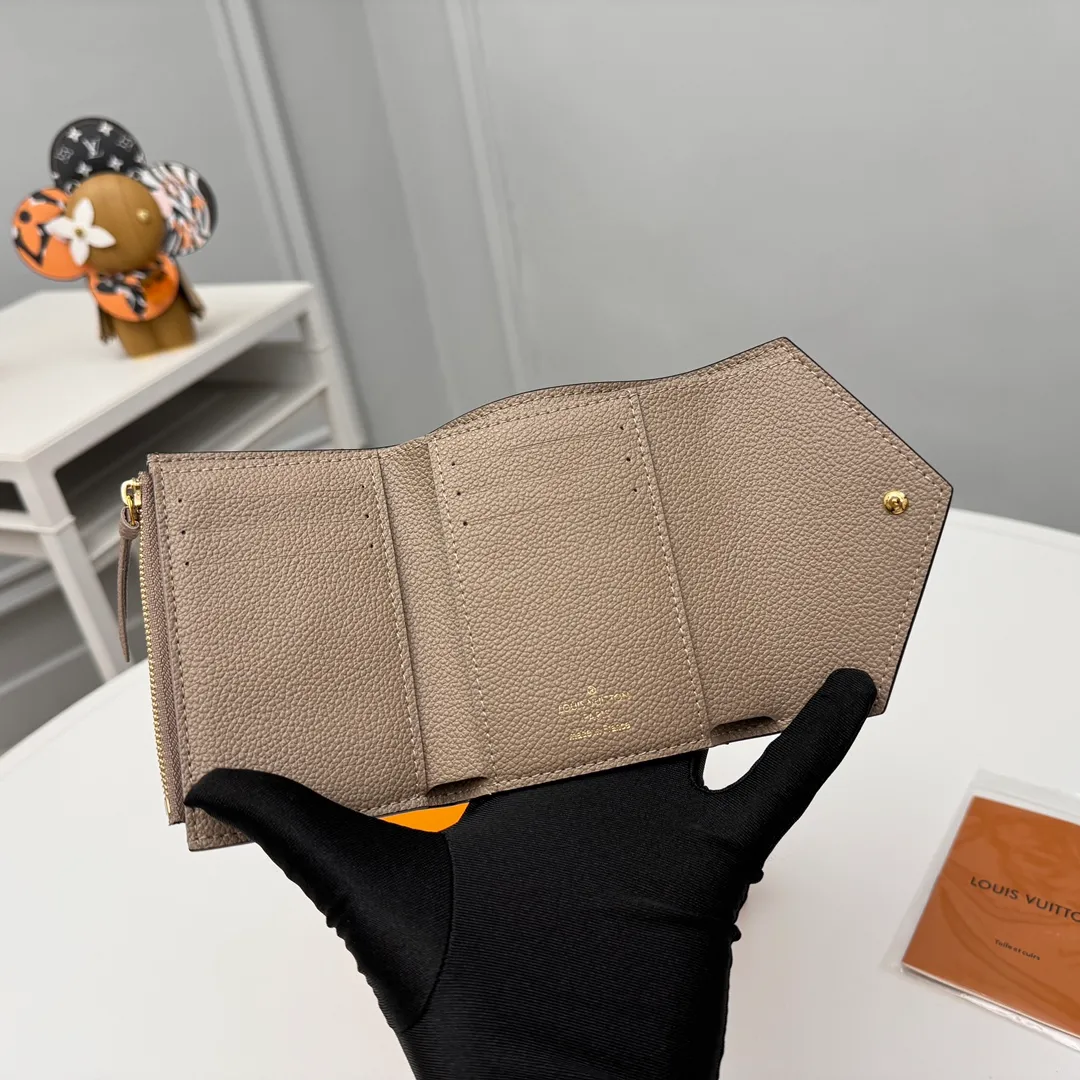 Factory price 380 [Top original order] M80968 apricot color, M81861 apricot color 👏👏 This Victorine wallet is made of soft grained Monogram Empreinte leather and embellished with Louis Vuitton's classic Monogram embossed pattern. Two-tone leather accentuates this pattern and adds sophistication to the overall design. The wallet is compact in size and has enough space to store banknotes, change and business cards. Dimensions: 12 x 9.5 x 2.5cm.