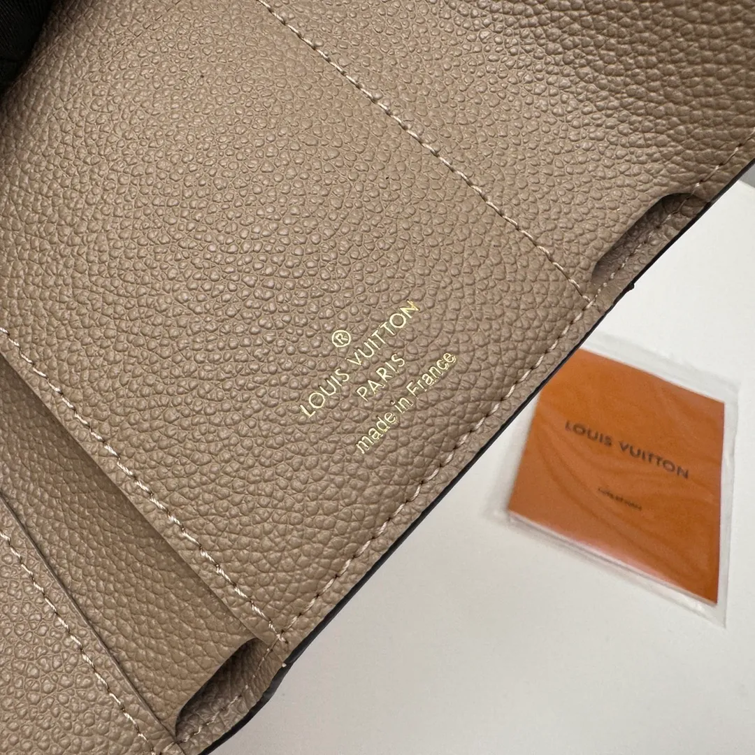 Factory price 380 [Top original order] M80968 apricot color, M81861 apricot color 👏👏 This Victorine wallet is made of soft grained Monogram Empreinte leather and embellished with Louis Vuitton's classic Monogram embossed pattern. Two-tone leather accentuates this pattern and adds sophistication to the overall design. The wallet is compact in size and has enough space to store banknotes, change and business cards. Dimensions: 12 x 9.5 x 2.5cm.