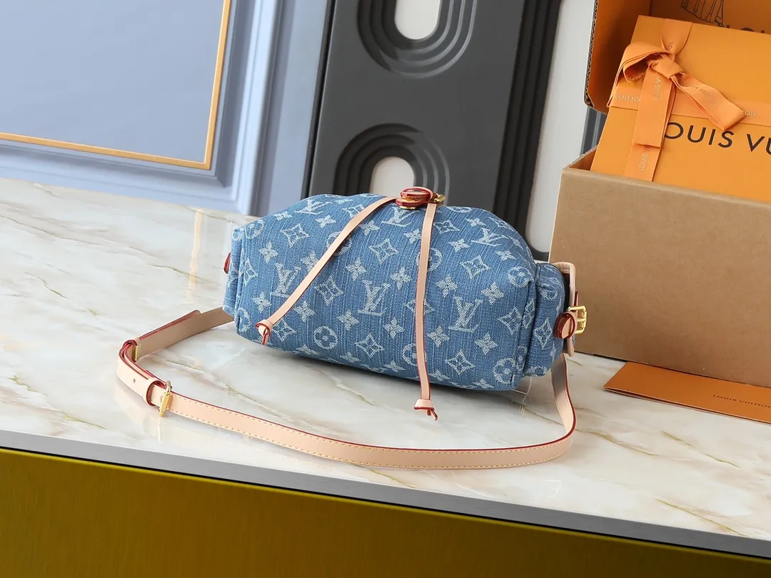 💰280💰Upgraded from the original M25554 M25085 Odyssée handbag from the 2025 early autumn series, it cleverly recalls the Excursion backpack design of the 2024 Cruise early spring series, paying tribute to Louis Vuitton's travel heritage with a classic touch. The cowhide leather body is decorated with the Monogram Bold pattern, and the decorative buckle and detachable chain are the finishing touches. The side pockets allow you to easily carry your keys or lipstick. Dimensions: 27.0 x 17.0 x 12.0 cm (length x height x width)