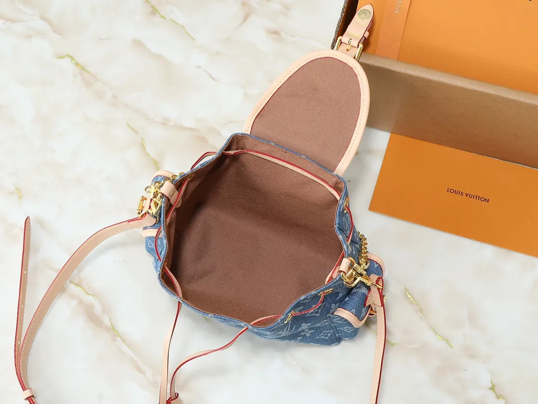 💰280💰Upgraded from the original M25554 M25085 Odyssée handbag from the 2025 early autumn series, it cleverly recalls the Excursion backpack design of the 2024 Cruise early spring series, paying tribute to Louis Vuitton's travel heritage with a classic touch. The cowhide leather body is decorated with the Monogram Bold pattern, and the decorative buckle and detachable chain are the finishing touches. The side pockets allow you to easily carry your keys or lipstick. Dimensions: 27.0 x 17.0 x 12.0 cm (length x height x width)