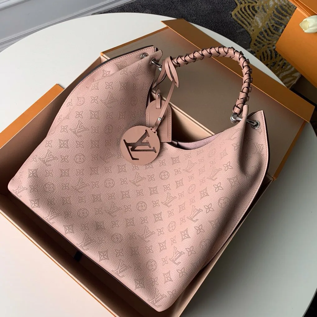 💰1220 (top layer leather) top-quality original actual photos M53188 powder This bag is made of imported granular Taurillon calfskin! Its fashionable silhouette is very youthful. The full leather punched braided wrist double tag women's shoulder bag oo [handshake] [handshake] is particularly beautiful when casually slung over the shoulder. The oversized shiny palladium copper twist lock closure adds an avant-garde touch. Size: 35x40x17cm!