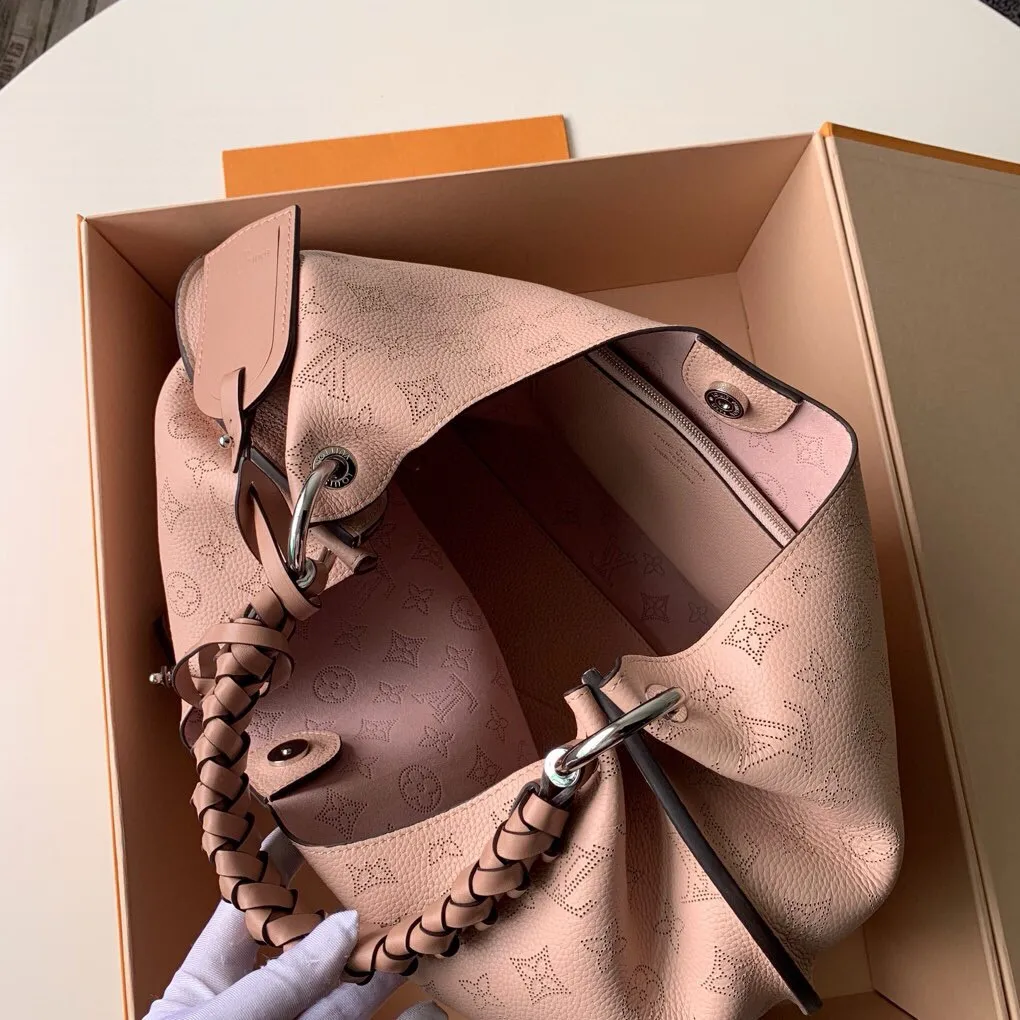 💰1220 (top layer leather) top-quality original actual photos M53188 powder This bag is made of imported granular Taurillon calfskin! Its fashionable silhouette is very youthful. The full leather punched braided wrist double tag women's shoulder bag oo [handshake] [handshake] is particularly beautiful when casually slung over the shoulder. The oversized shiny palladium copper twist lock closure adds an avant-garde touch. Size: 35x40x17cm!