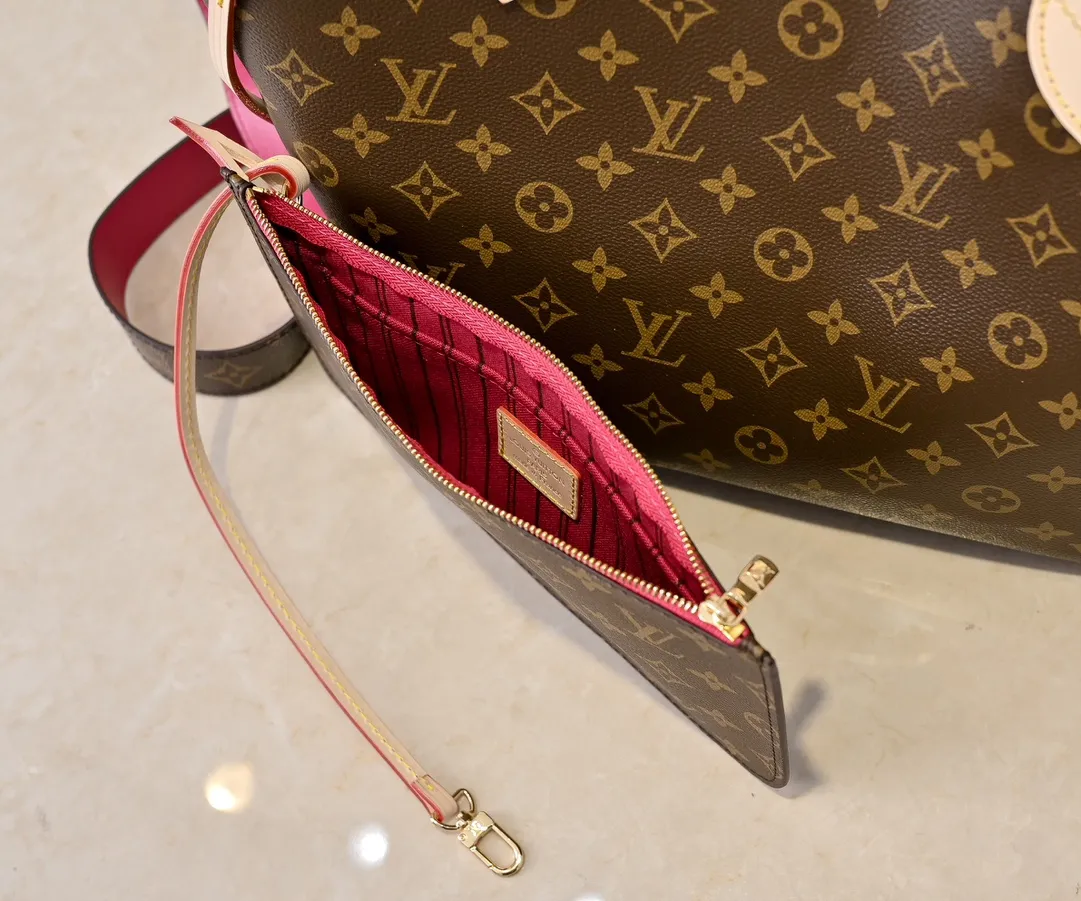 Batch 💰340 Guangzhou Upgraded Original Mother-in-Law Bag with Double-sided Discoloration Yellow Leather Model No. M12096 11947 12257 Presbyopia Red Presbyopia Yellow Presbyopia Red NEVERFULL INSIDE OUT Medium Handbag Neverfull Inside Out The medium handbag uses Monogram canvas and grained leather to interpret a new double-sided design. Its detachable pocket can easily be transformed into an outer bag or a compact shoulder bag. Detailed features 31 x 28 x 14 cm (Length x Height x Width) Cow leather/Monogram Coated canvas Grained cow leather and coated canvas cow leather trim Metal hardware Removable zip pocket Side straps Side hook closure Handles: Double handle