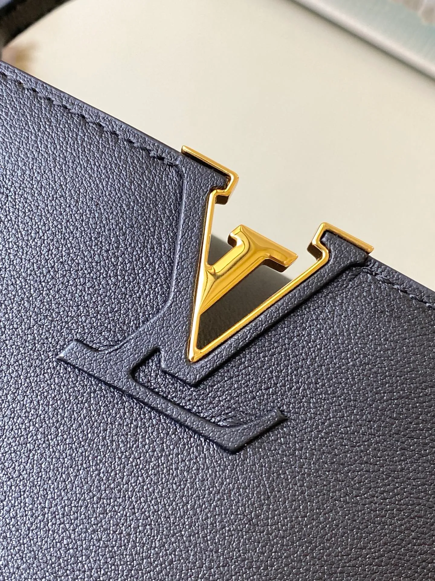 💰2360 "Special Original Leather" M14370 Black This Capucines Souple medium handbag is made of fine grained cow leather, with a sharp contrast of suede lining and dazzling metal parts, and uses the LV letters to express the brand heritage. The flip cover can be folded in or out, and the compartments and pockets can store your daily needs in an orderly manner, and you can switch between various carrying methods at will. 33.0 x 24.0 x 12.0 cm