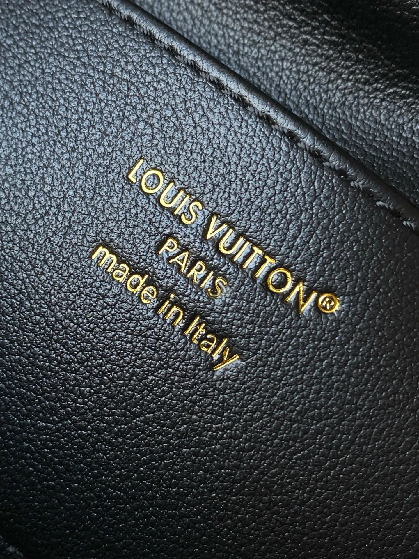 💰2360 "Special Original Leather" M14370 Black This Capucines Souple medium handbag is made of fine grained cow leather, with a sharp contrast of suede lining and dazzling metal parts, and uses the LV letters to express the brand heritage. The flip cover can be folded in or out, and the compartments and pockets can store your daily needs in an orderly manner, and you can switch between various carrying methods at will. 33.0 x 24.0 x 12.0 cm