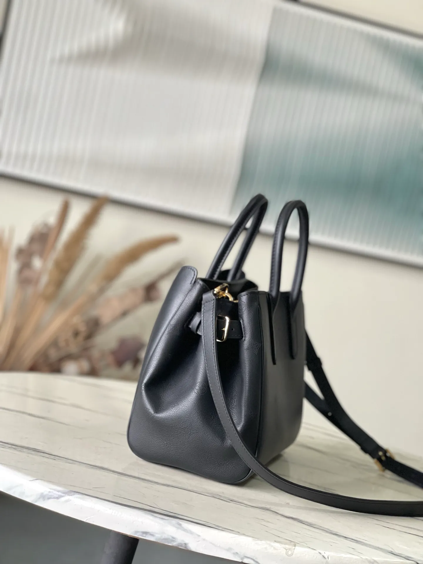 💰1380 (first-grain leather) Top-quality original order M26502 black small This Vendôme small handbag makes the soft cow leather reveal a silky satin luster, and is equipped with a dazzling padlock with a subtle engraved Monogram pattern, making it a trendy daily choice that combines classic charm with modern style. Adjustable side straps expand the interior, and the large zippered pocket is secured to the body with hooks. Size: 28.5x22x14.5cm