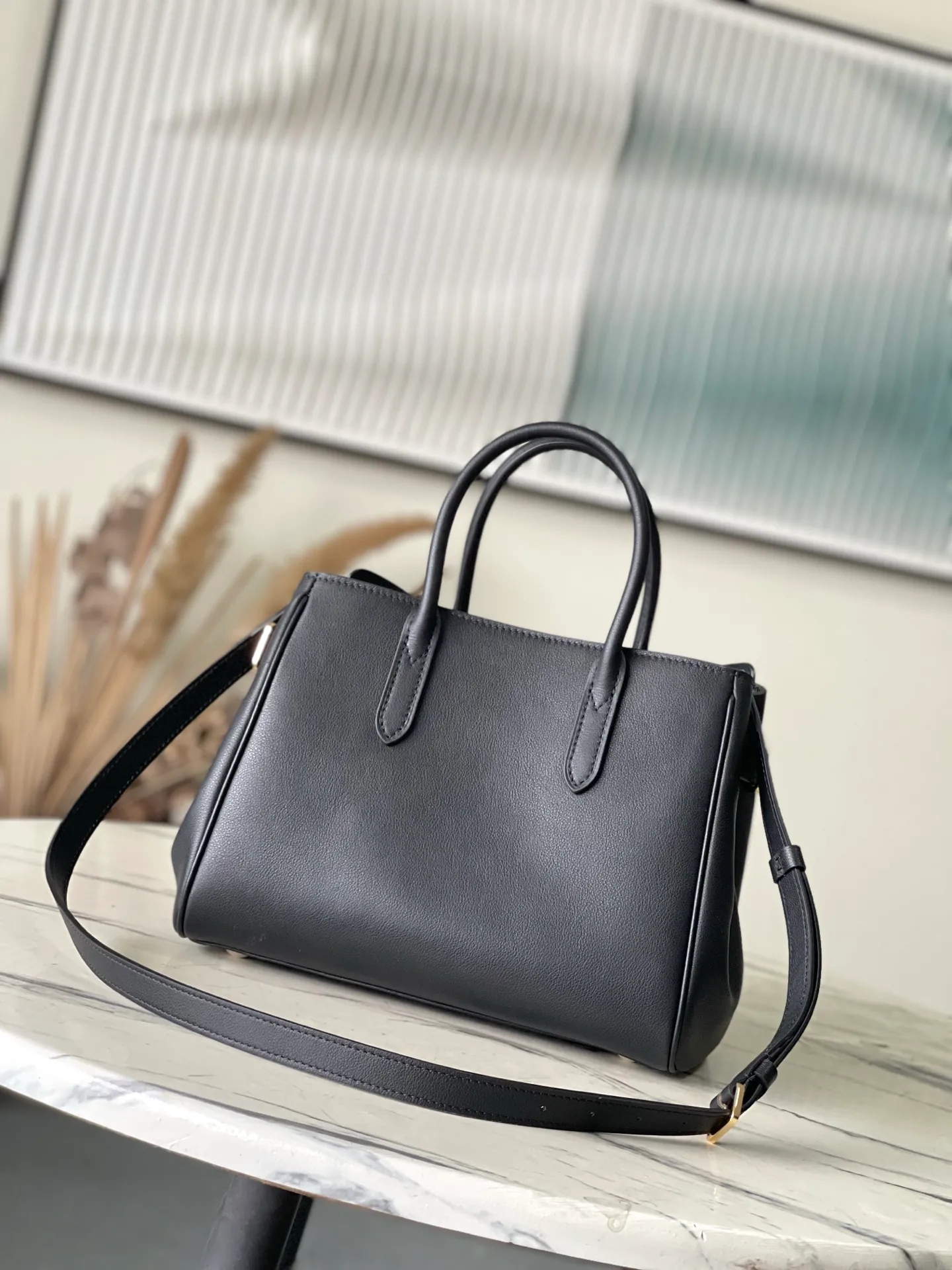 💰1380 (first-grain leather) Top-quality original order M26502 black small This Vendôme small handbag makes the soft cow leather reveal a silky satin luster, and is equipped with a dazzling padlock with a subtle engraved Monogram pattern, making it a trendy daily choice that combines classic charm with modern style. Adjustable side straps expand the interior, and the large zippered pocket is secured to the body with hooks. Size: 28.5x22x14.5cm