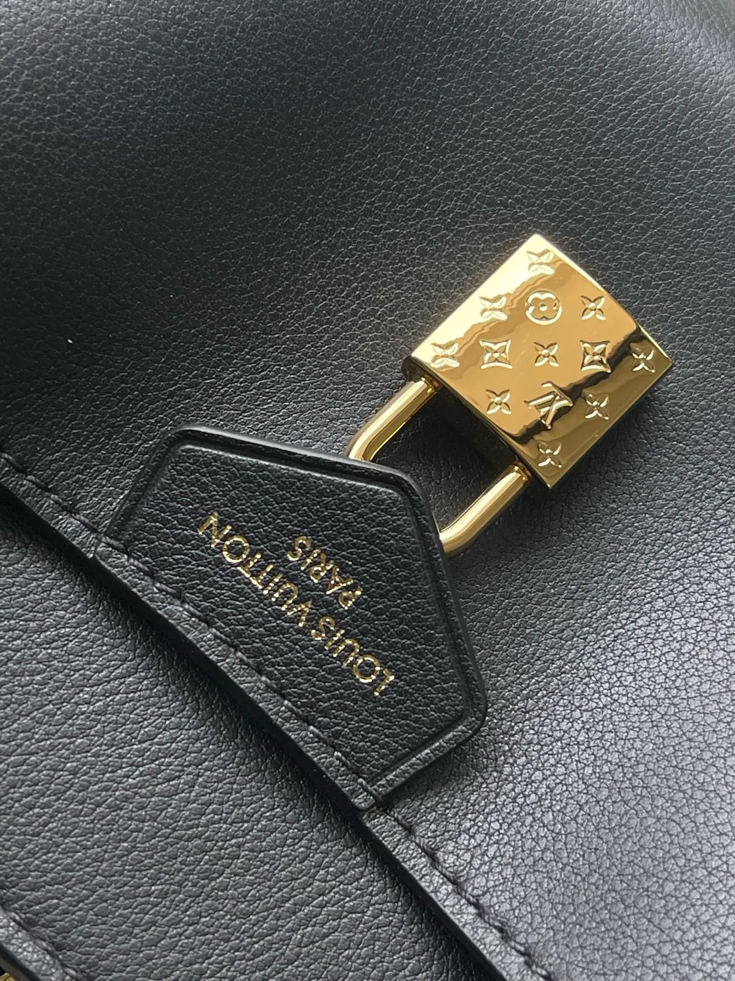 💰1380 (first-grain leather) Top-quality original order M26502 black small This Vendôme small handbag makes the soft cow leather reveal a silky satin luster, and is equipped with a dazzling padlock with a subtle engraved Monogram pattern, making it a trendy daily choice that combines classic charm with modern style. Adjustable side straps expand the interior, and the large zippered pocket is secured to the body with hooks. Size: 28.5x22x14.5cm