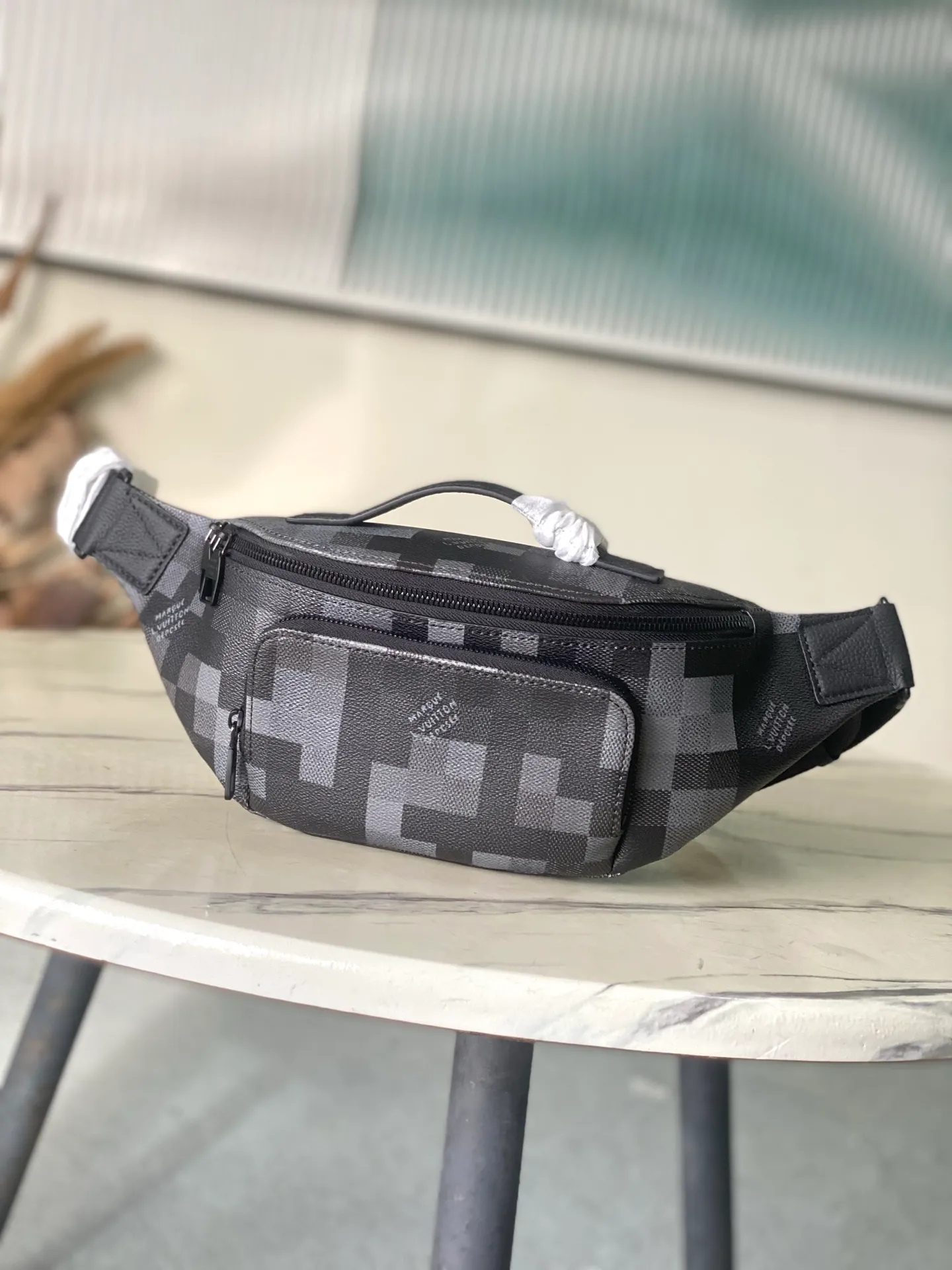 💰1020 Top original order M14920 This Rush waist bag is made of Damoflage Black canvas to present a modern and trendy configuration, and the pixelated Damier pattern is laid out on it to create a camouflage effect. Adjustable shoulder strap allows for comfortable waist, shoulder or cross-body wear. Dimensions: 30 × 15 × 8 cm