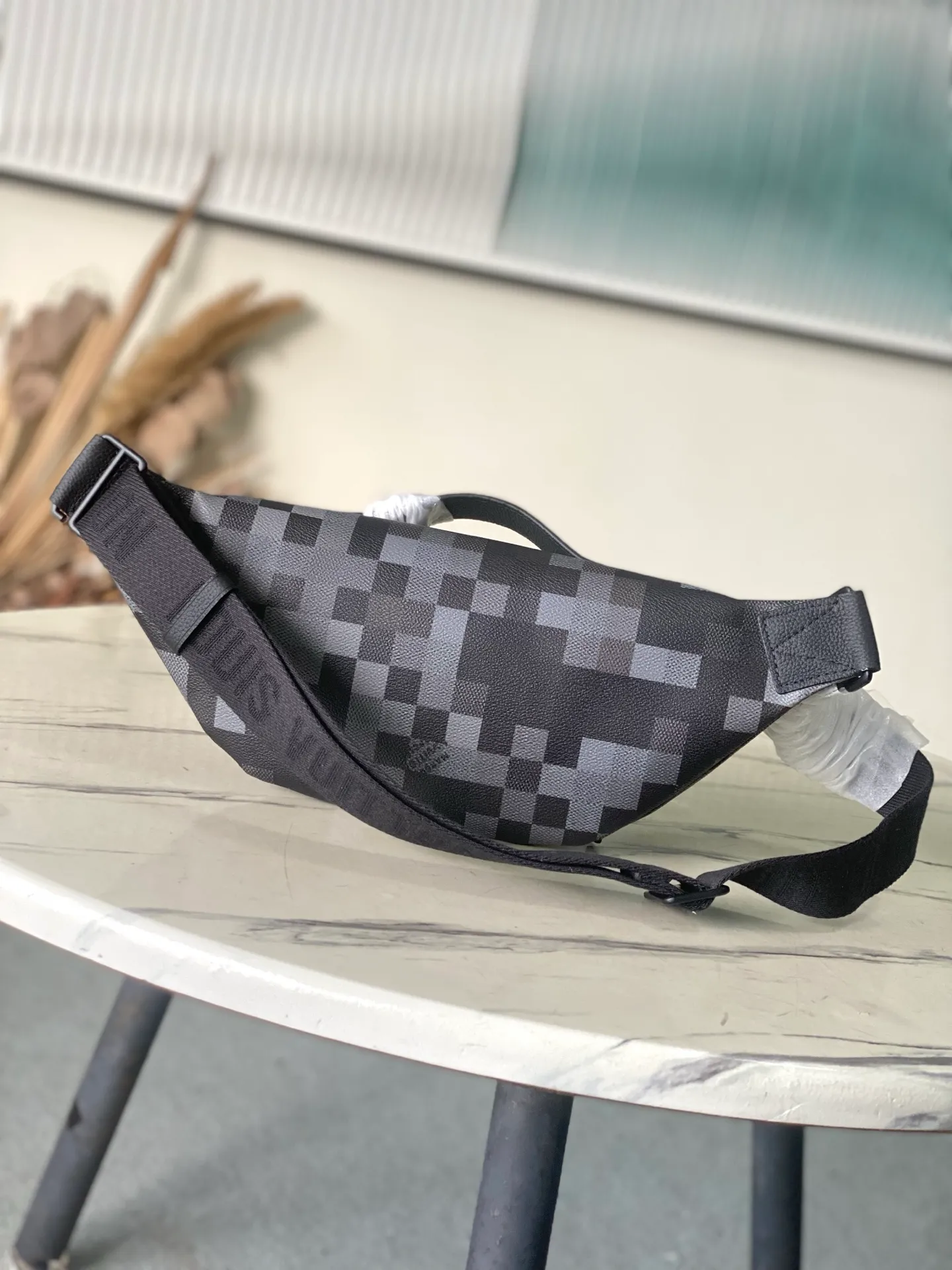 💰1020 Top original order M14920 This Rush waist bag is made of Damoflage Black canvas to present a modern and trendy configuration, and the pixelated Damier pattern is laid out on it to create a camouflage effect. Adjustable shoulder strap allows for comfortable waist, shoulder or cross-body wear. Dimensions: 30 × 15 × 8 cm