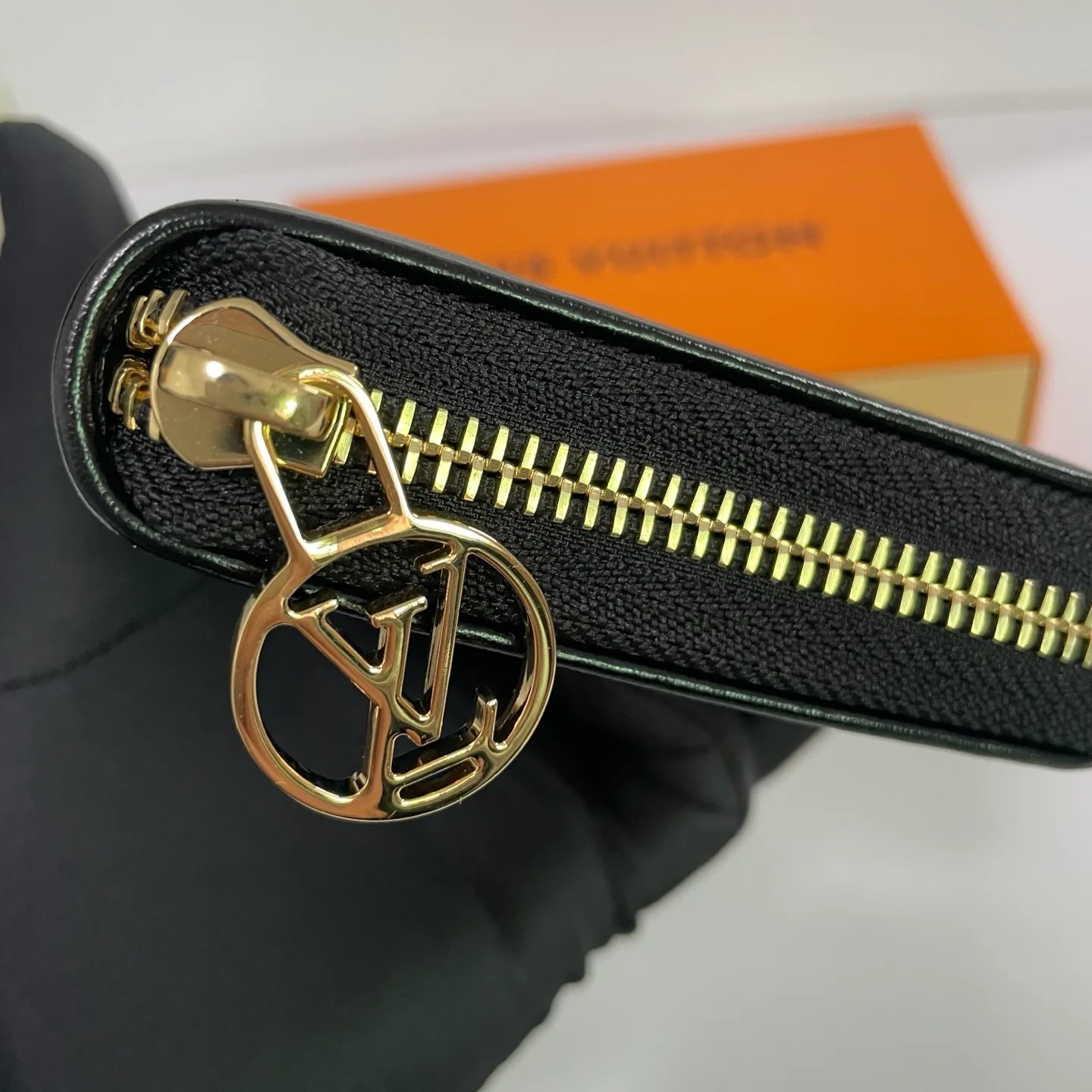 Factory price 540 [Top original order] M14096🌟 This LV Ski series zipper wallet has a pillow-like soft texture, and the design is taken from the brand's Coussin series handbags, creating a distinctive style. The wallet is made of classic Monogram embossed lambskin and is embellished with gold-tone hardware, including the iconic LV Circle logo zipper design.  19.5 x 10.5 x 2.5 cm