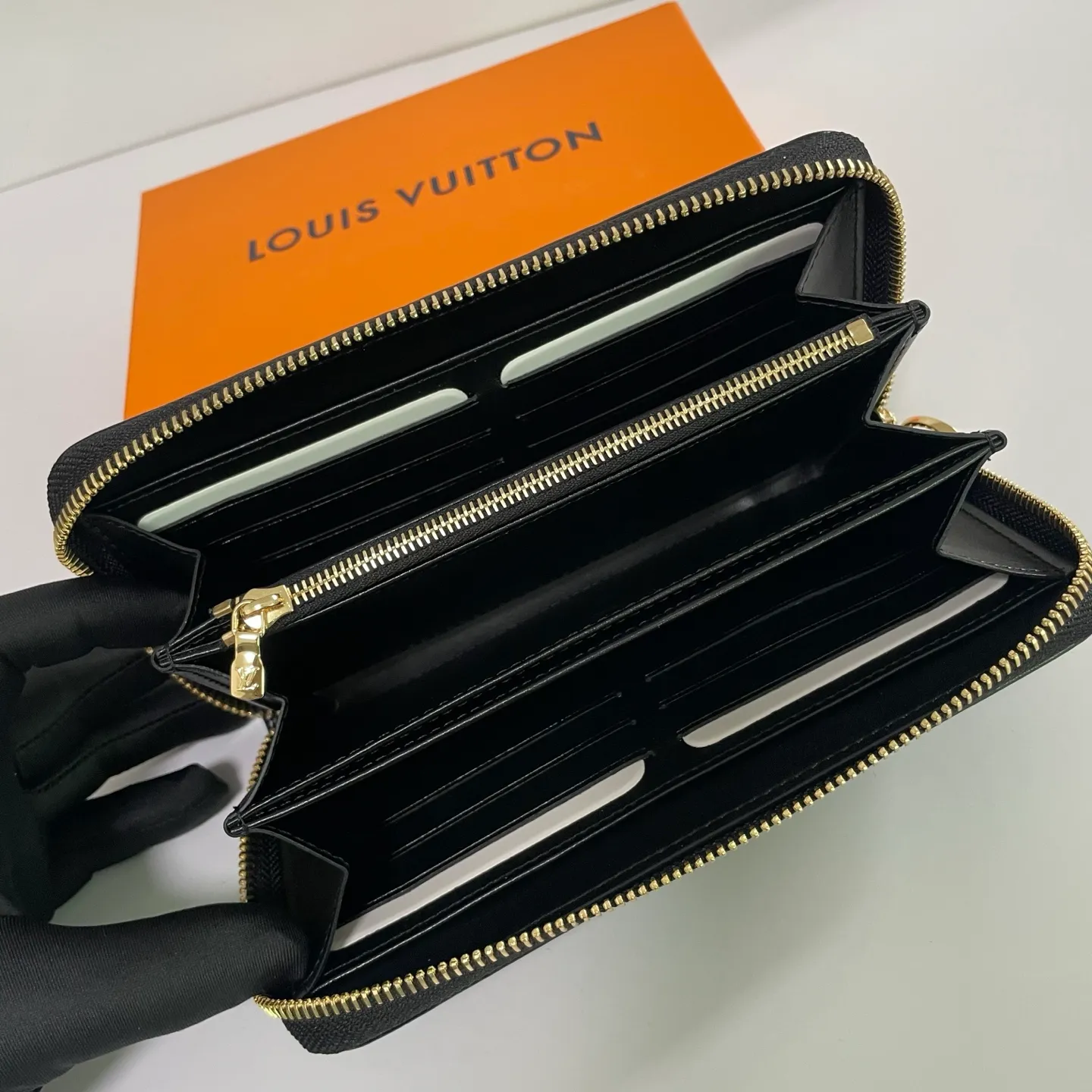 Factory price 540 [Top original order] M14096🌟 This LV Ski series zipper wallet has a pillow-like soft texture, and the design is taken from the brand's Coussin series handbags, creating a distinctive style. The wallet is made of classic Monogram embossed lambskin and is embellished with gold-tone hardware, including the iconic LV Circle logo zipper design.  19.5 x 10.5 x 2.5 cm